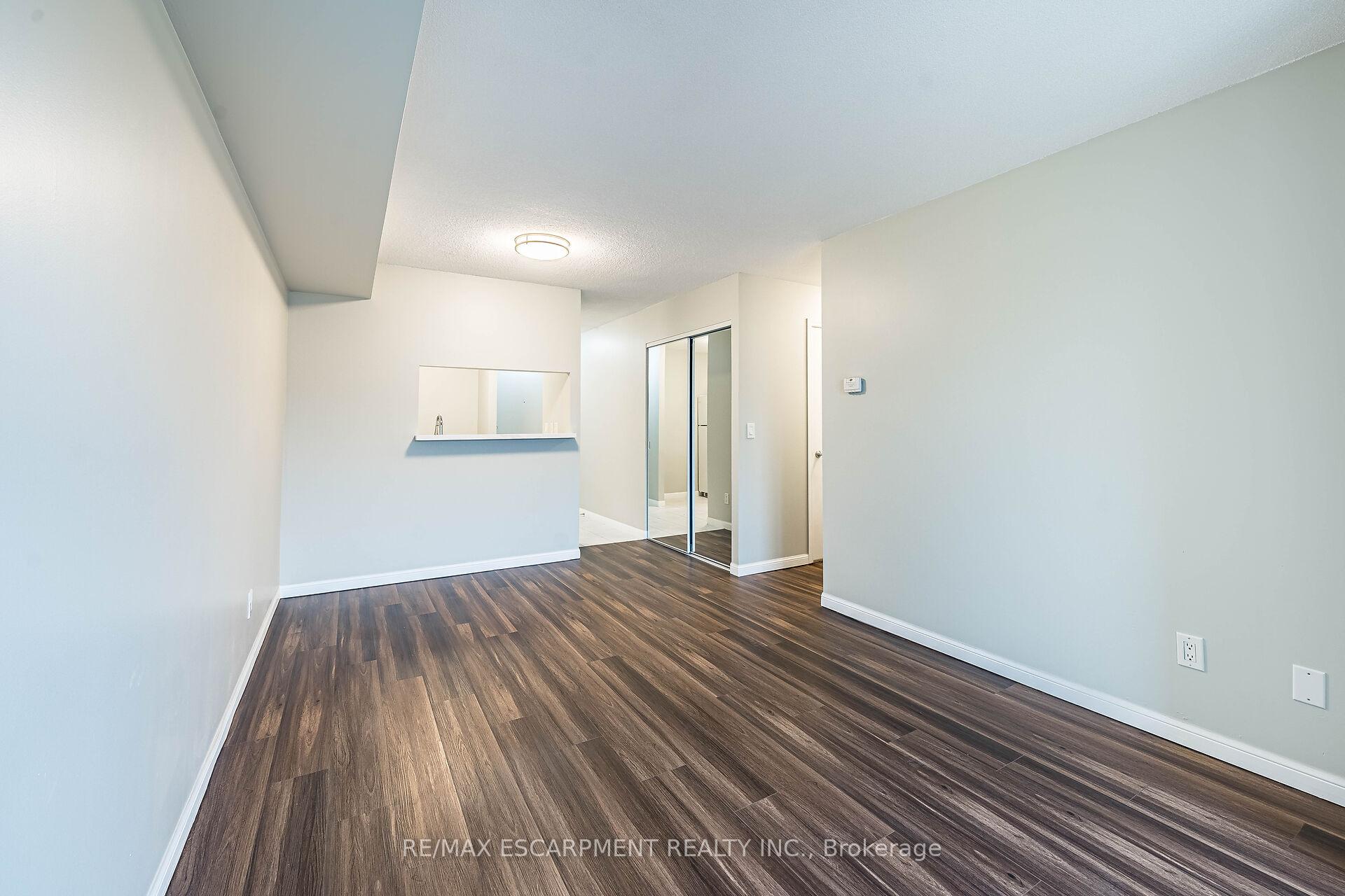 2 Bedrooms Condo at 4 Elsinore, Toronto For sale