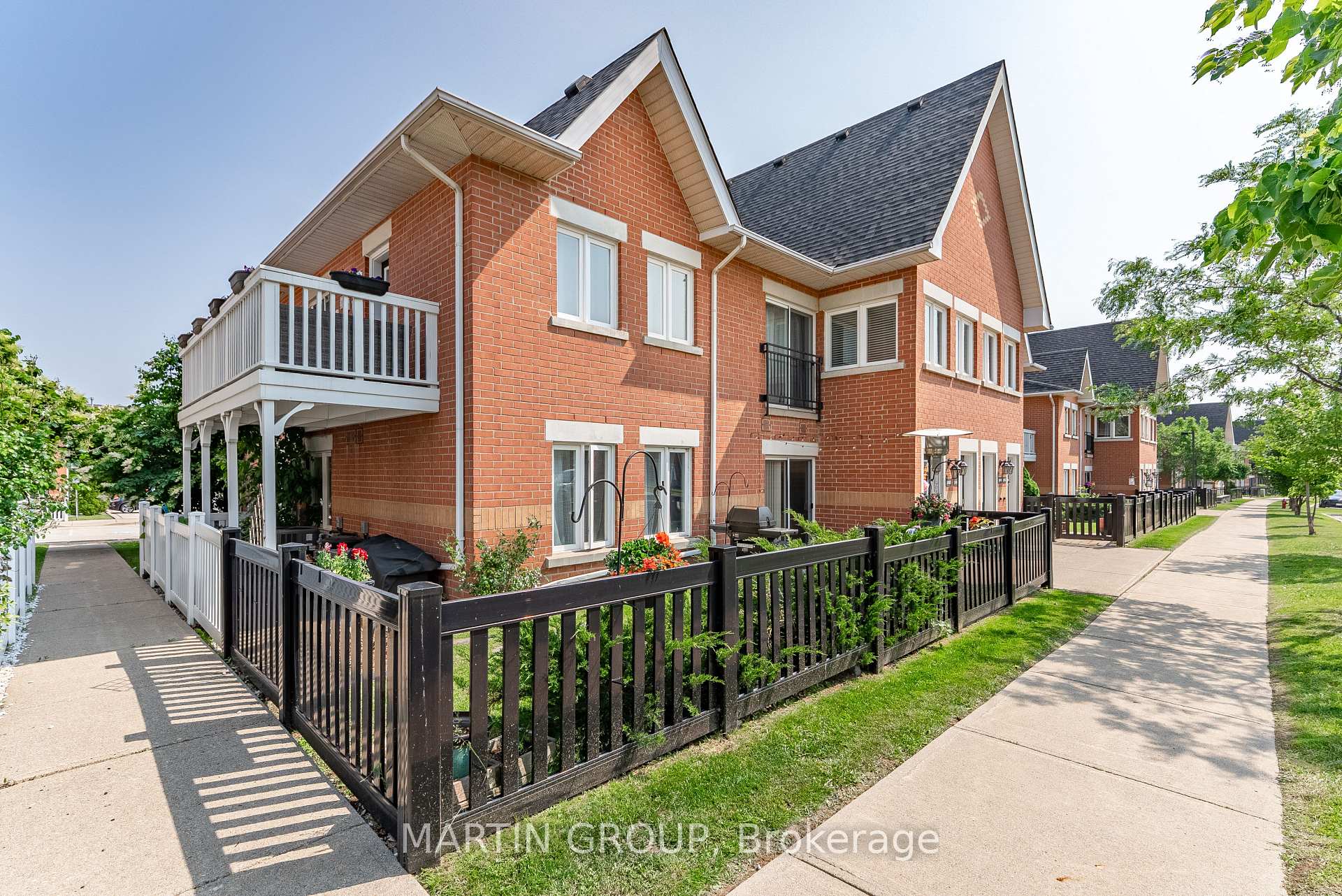 2 Bedrooms Condo at 1701 Lampman, Burlington For sale