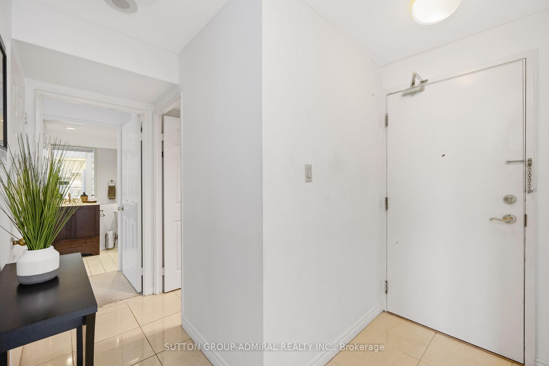 3 Bedrooms Condo at 4460 Tucana, Mississauga For sale