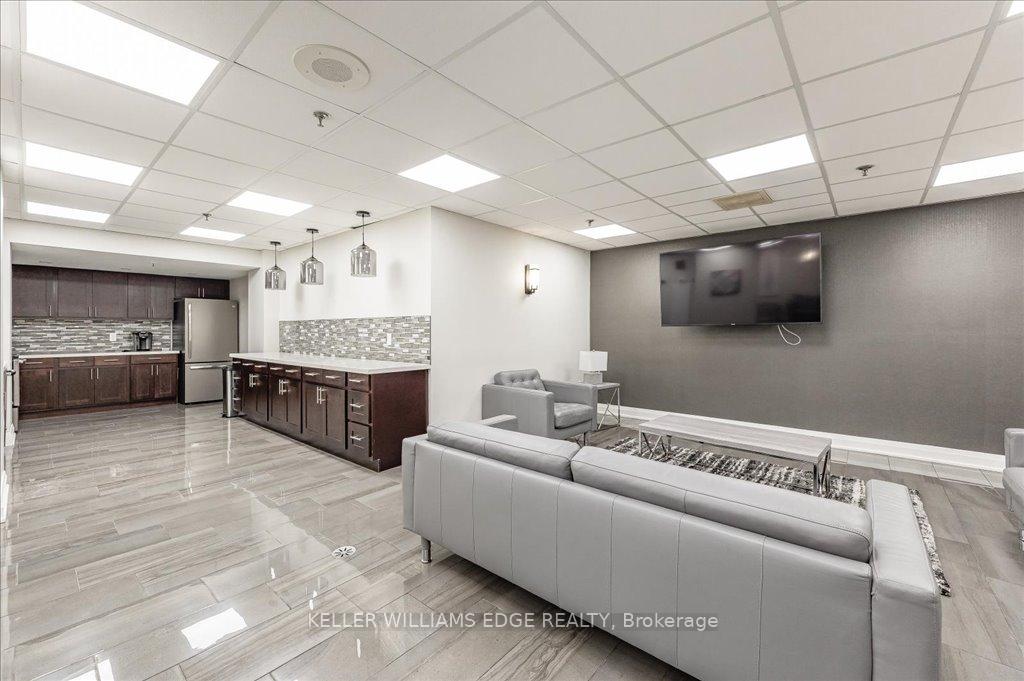 2 Bedrooms Condo at 1270 Maple Crossing, Burlington For sale