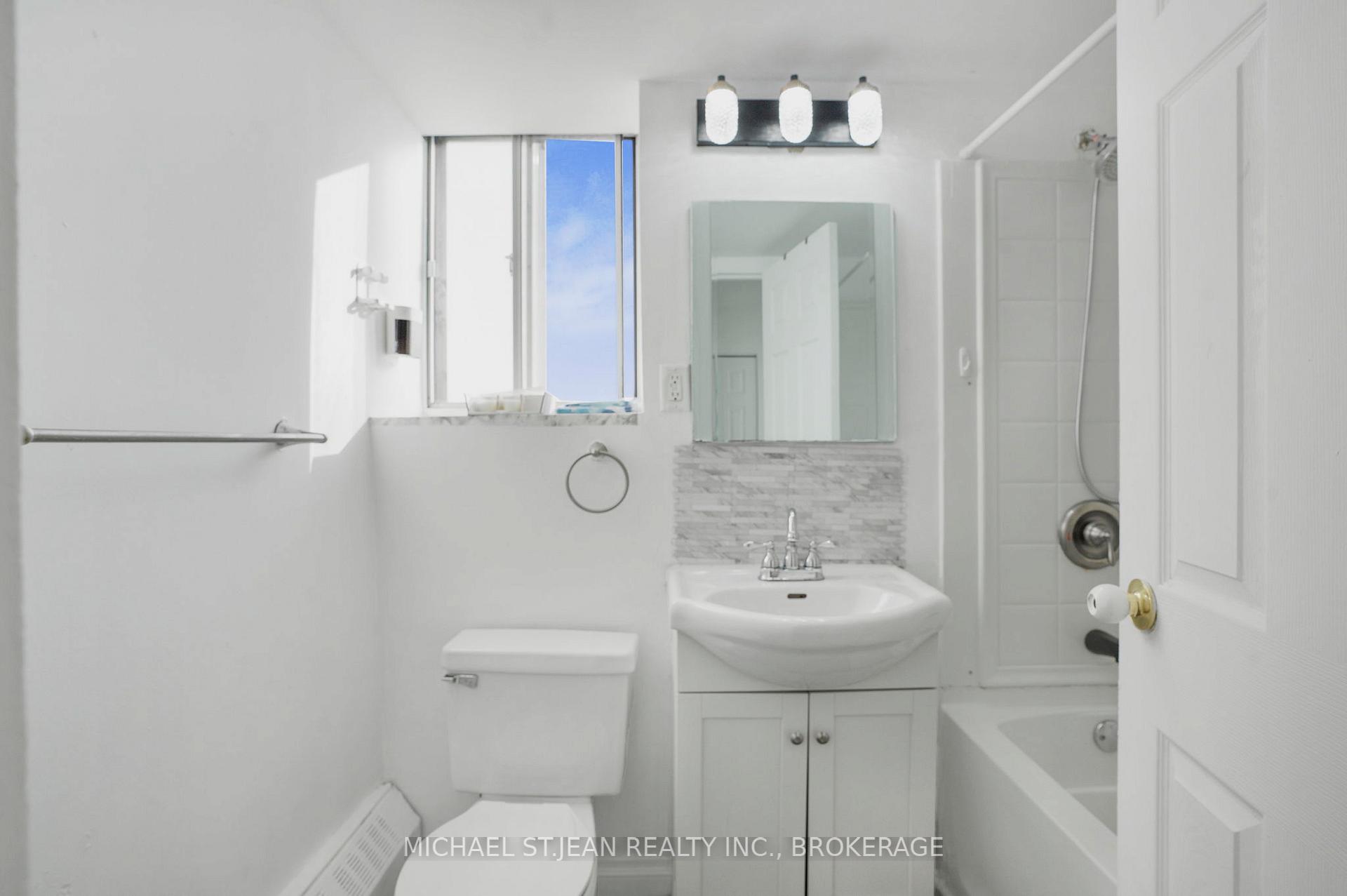 3 Bedrooms Condo at 15 Albright,  Hamilton For sale