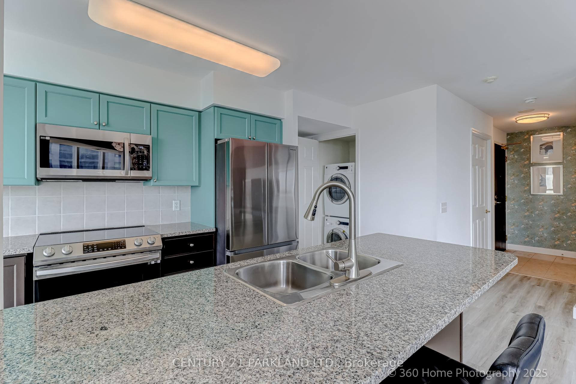 2 Bedrooms Condo at 30 Grand Trunk, Toronto For sale