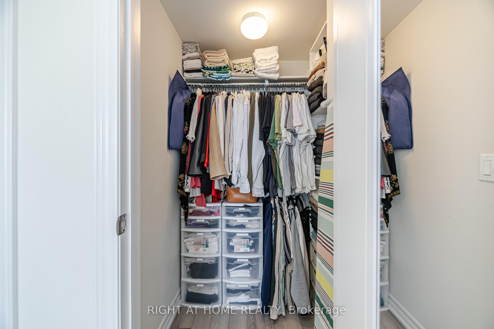 2 Bedrooms Condo at 349 Wheat Boom, Oakville For sale