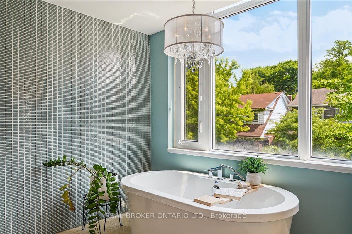 3 Bedrooms Condo at 191 Duplex, Toronto For sale