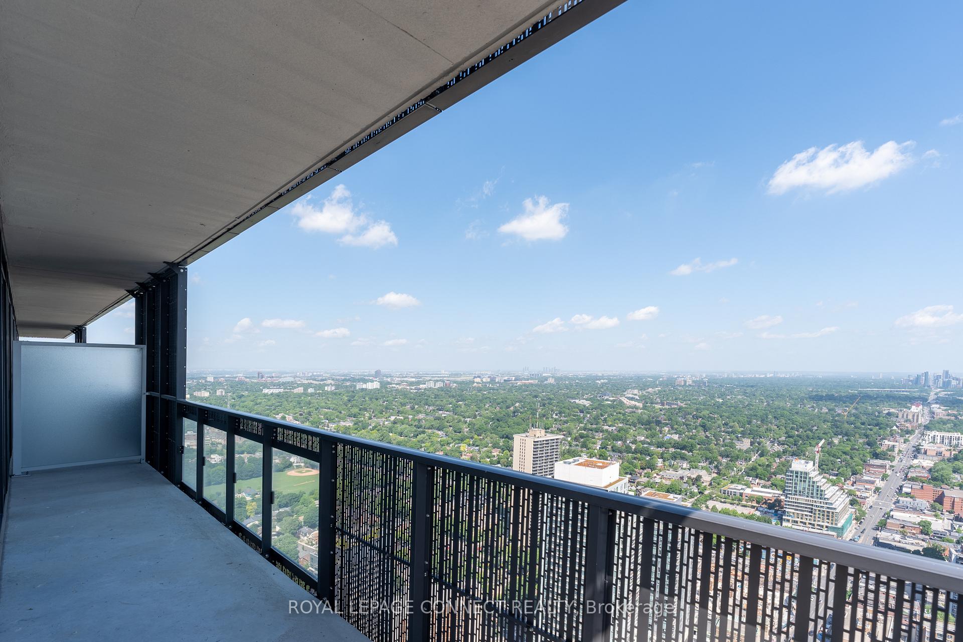 2 Bedrooms Condo at 8 Eglinton, Toronto For sale