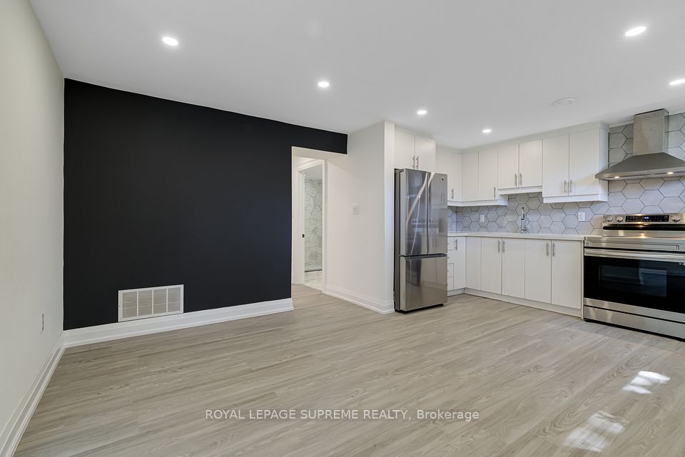 11 Del Ria Drive, Toronto, ON M6L 1L9