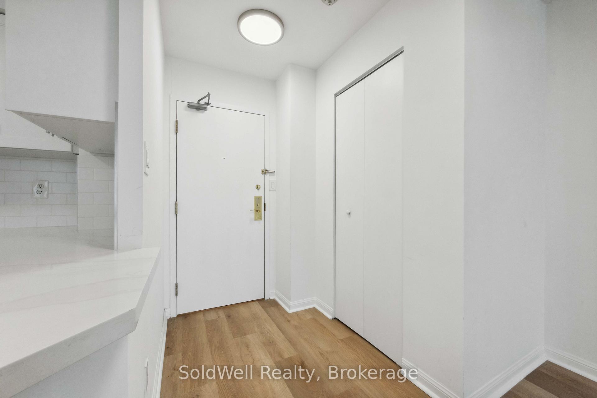 2 Bedrooms Condo at 25 Grenville,  Toronto For sale