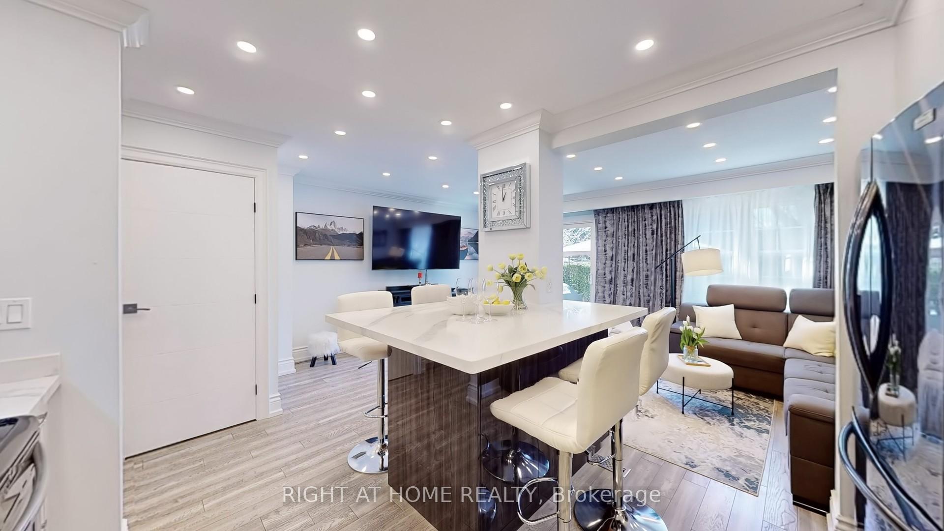 3 Bedrooms Condo at 1951 Rathburn, Mississauga For sale