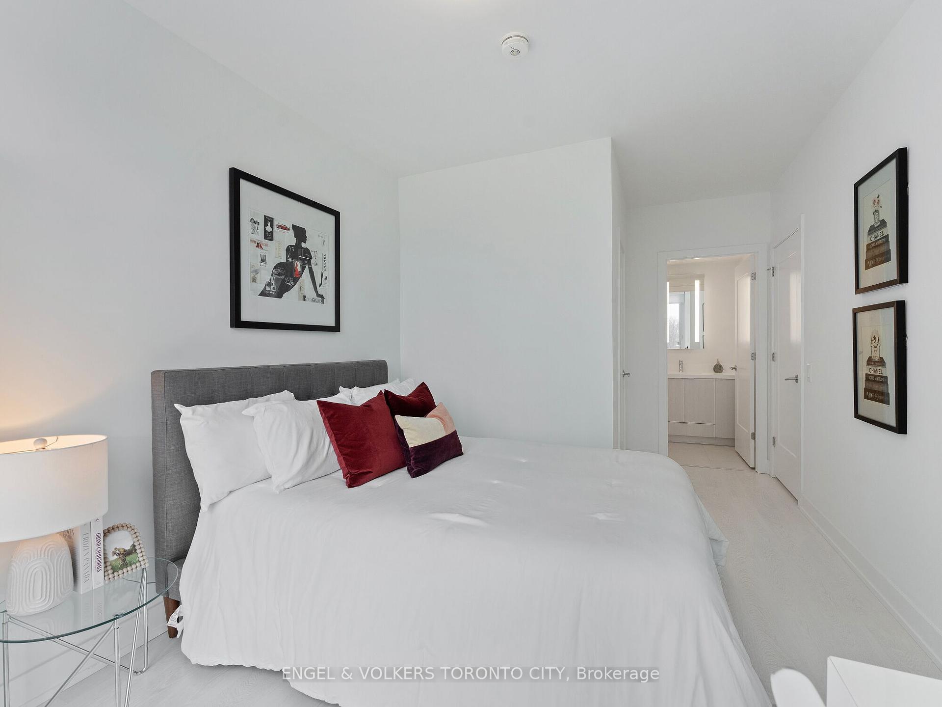 4 Bedrooms Condo at 30 Inn On The Park, Toronto For sale