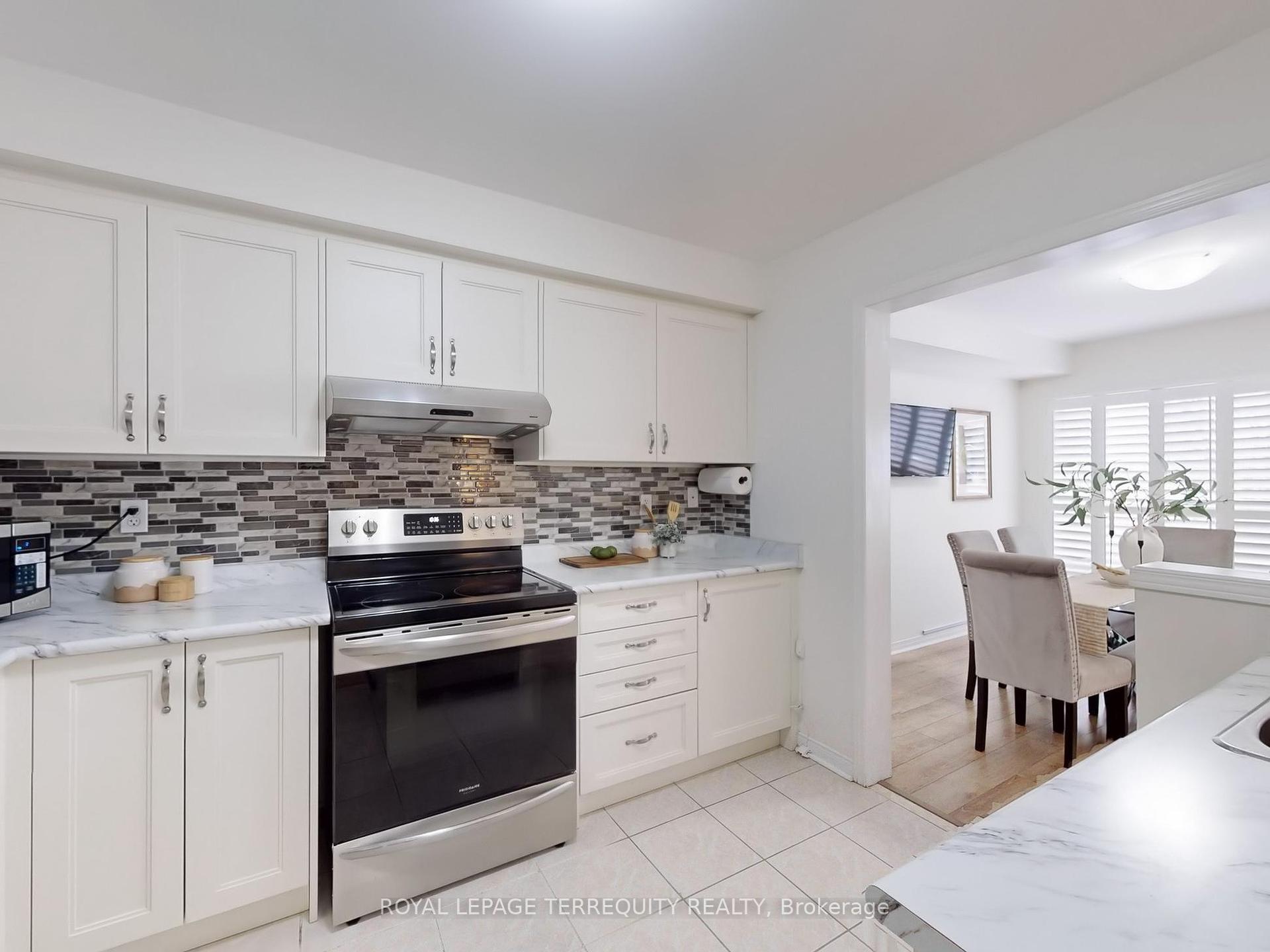 4 Bedrooms Condo at 6399 Spinnaker,  Mississauga For sale