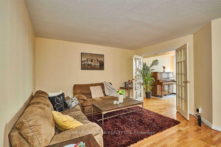 2 Bedrooms Condo at 41 Markbrook, Toronto For sale