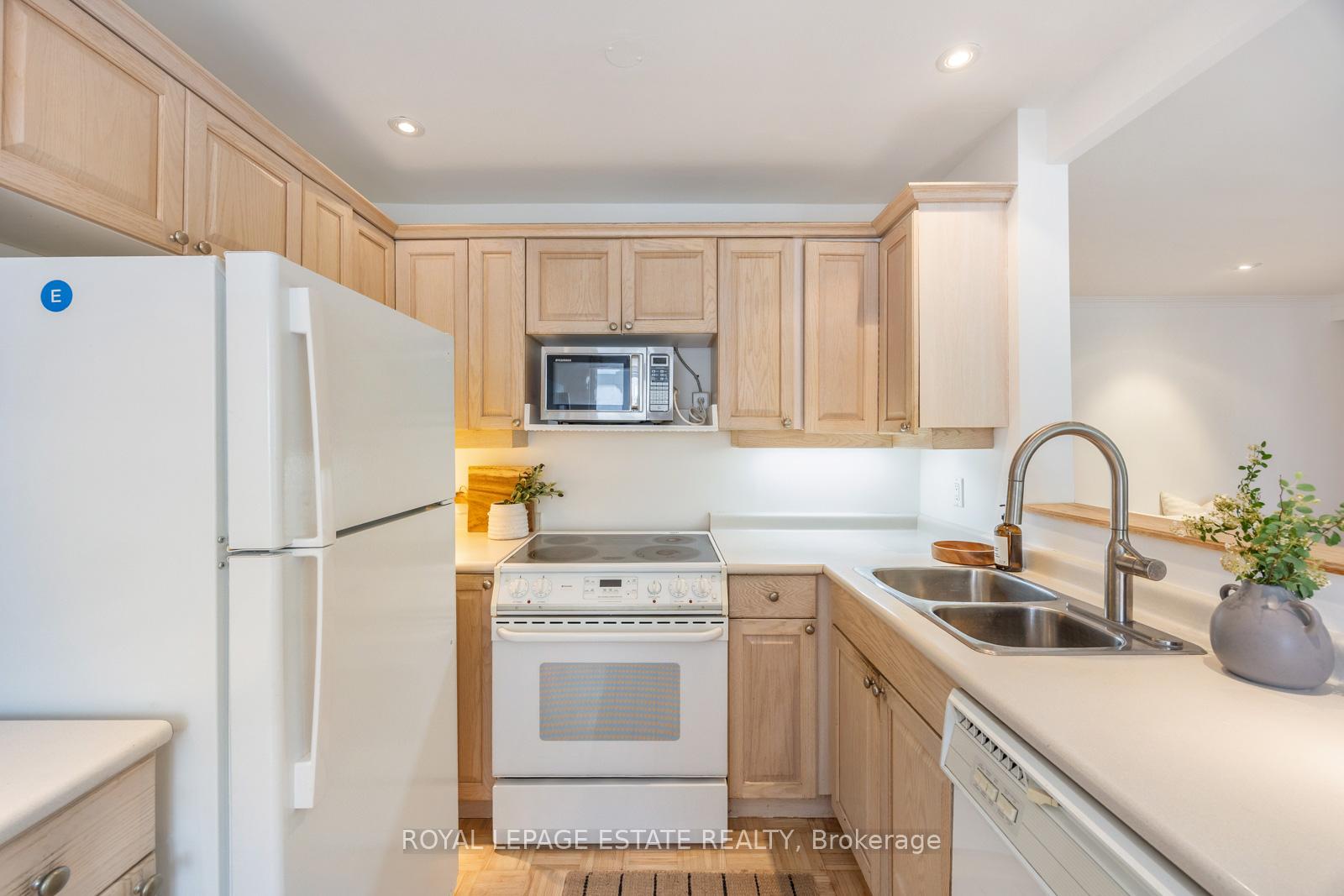 2 Bedrooms Co-op at 21 Benlamond, Toronto For sale