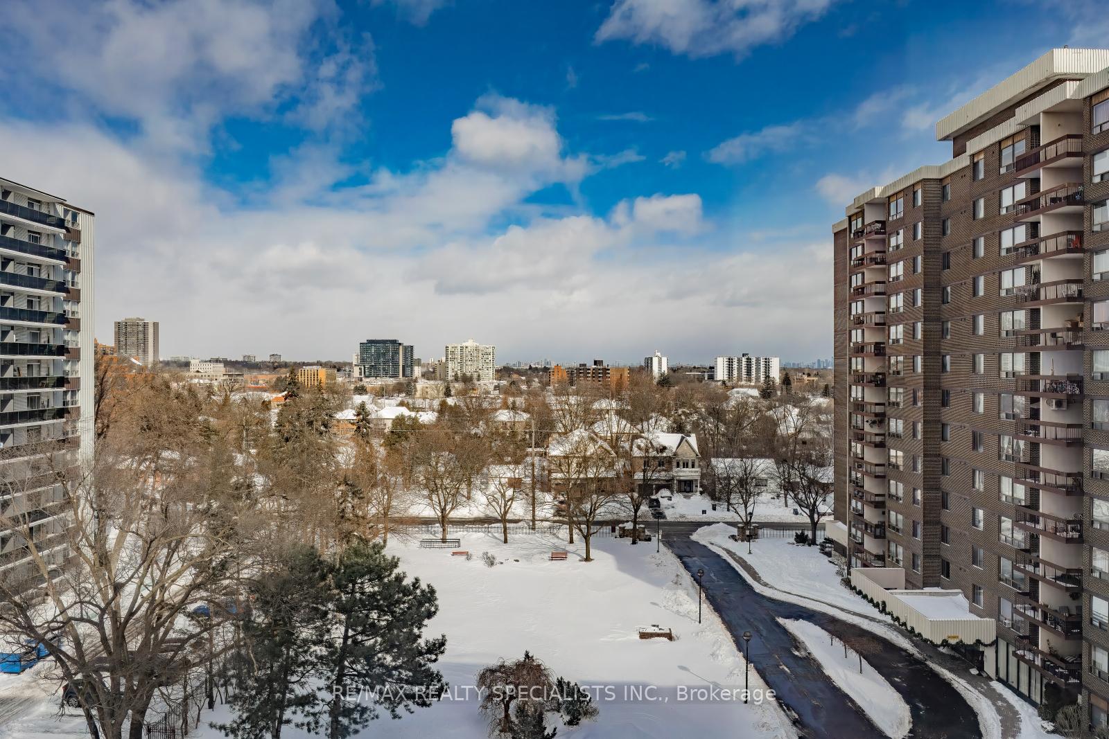 3 Bedrooms Condo at 2556 Argyle, Mississauga For sale