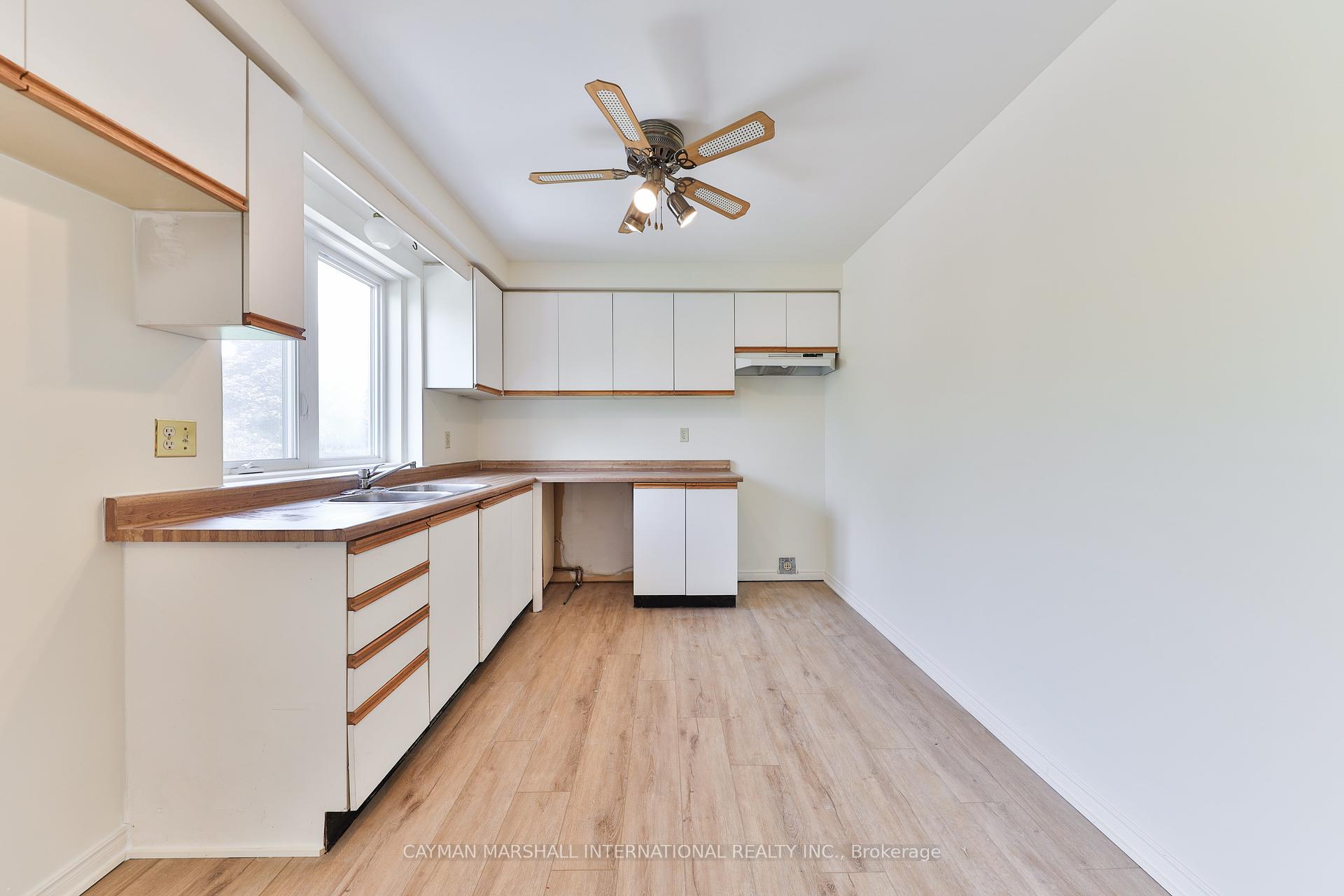 3 Bedrooms Condo at 1160 Walden, Mississauga For sale