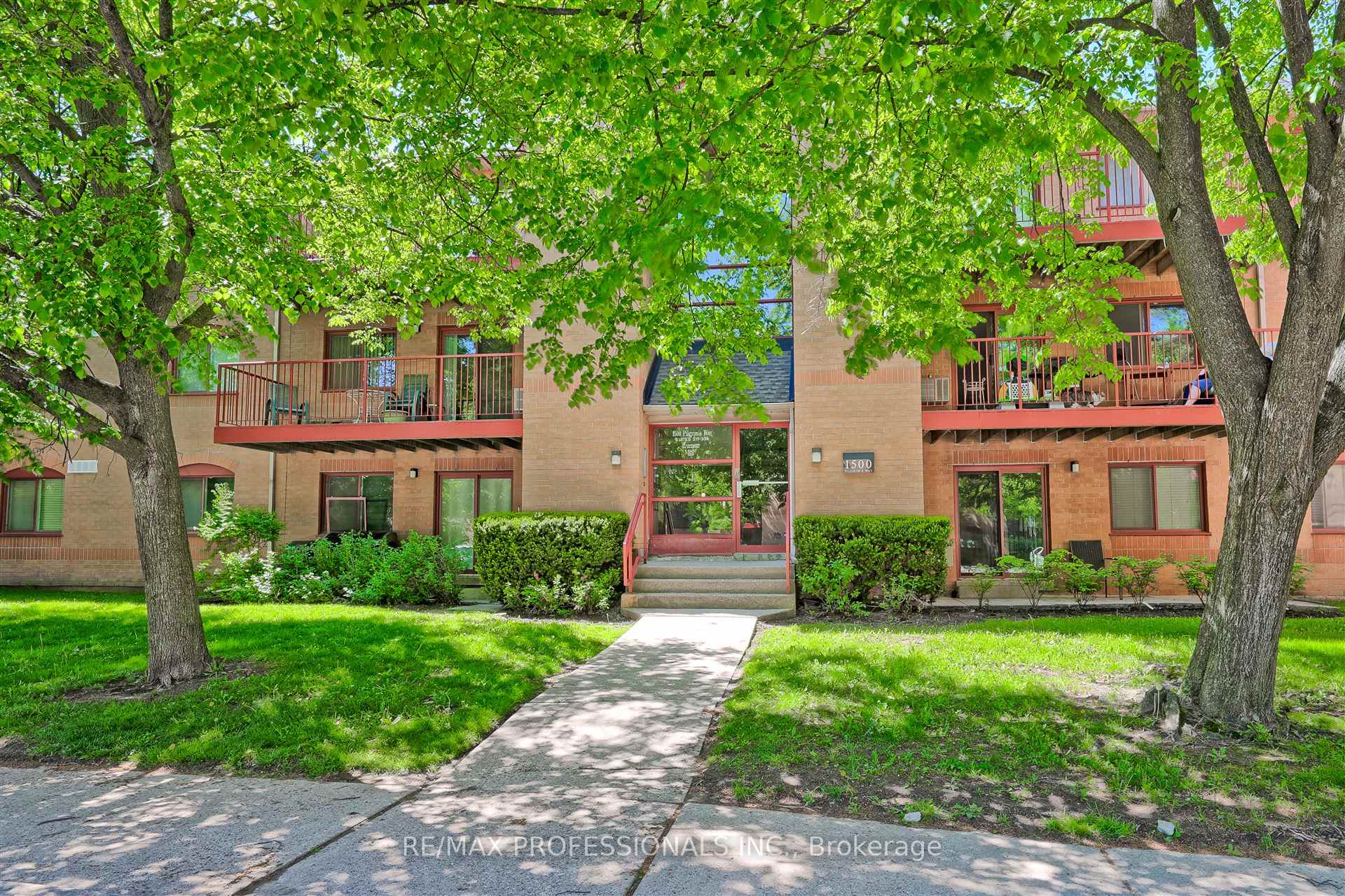 2 Bedrooms Condo at 1500 Pilgrims, Oakville For sale