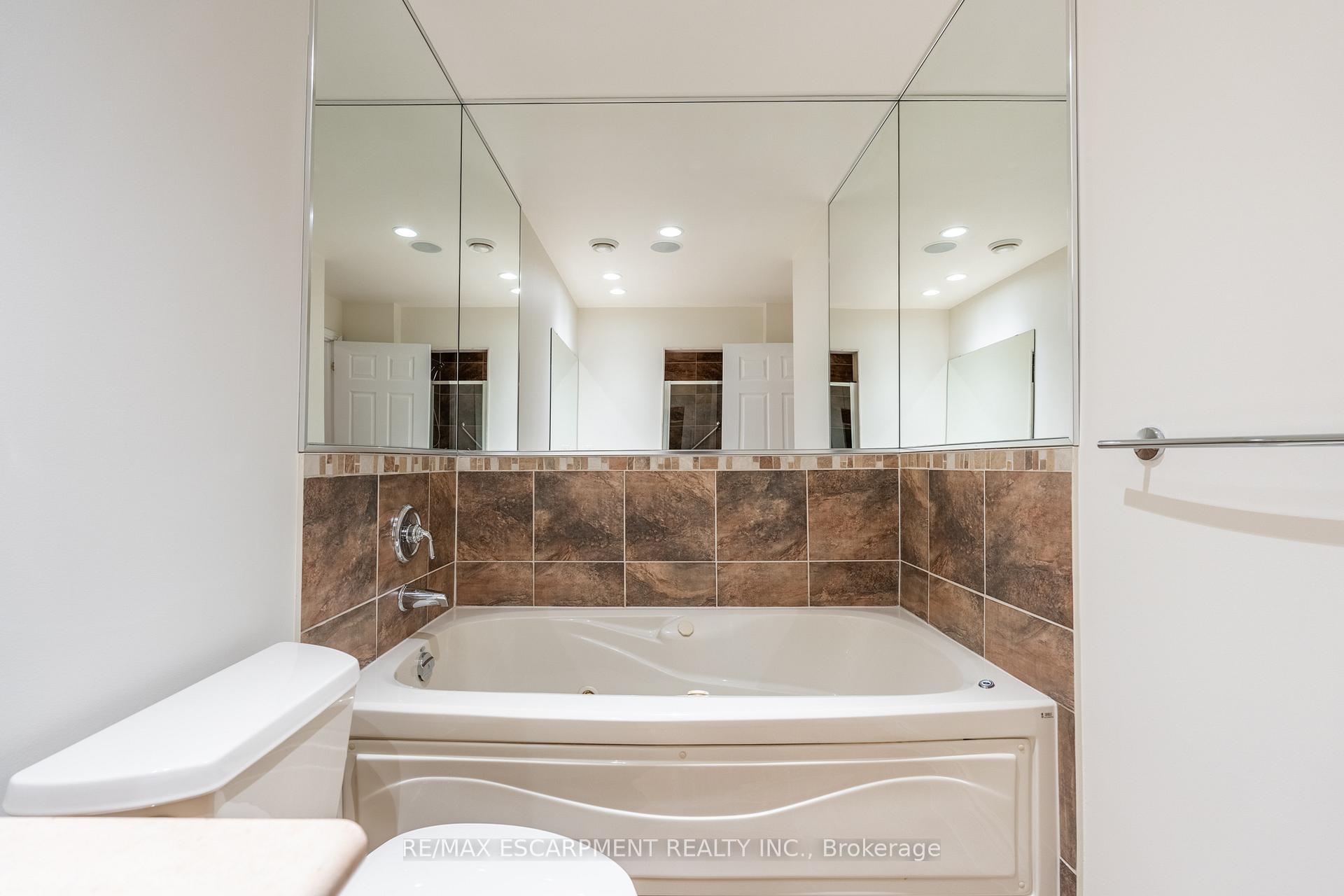 2 Bedrooms Condo at 399 Elizabeth, Burlington For sale