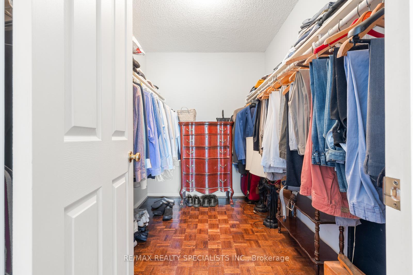 2 Bedrooms Condo at 1800 The Collegeway, Mississauga For sale