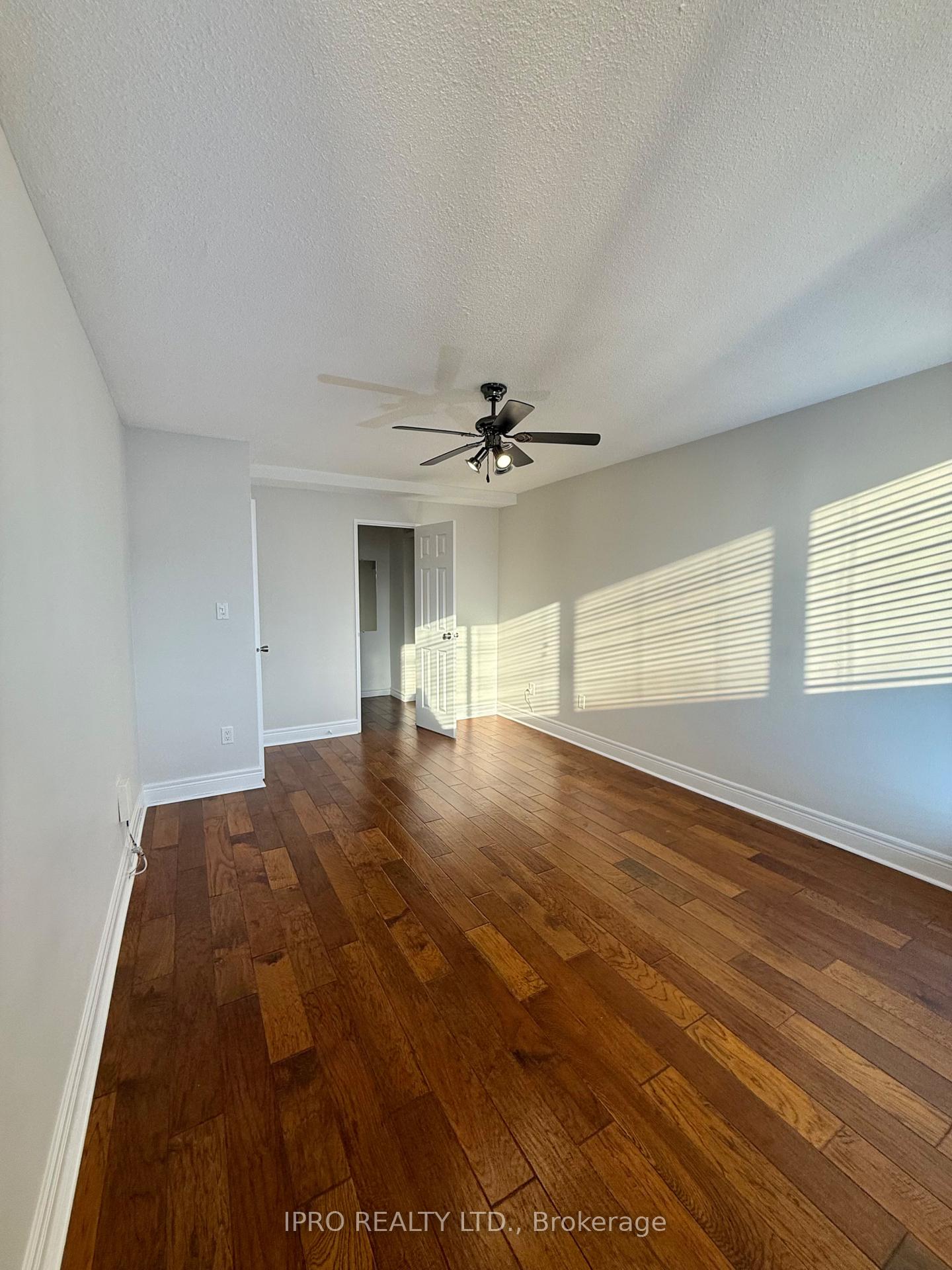 3 Bedrooms Condo at 11 Wincott,  Toronto For sale
