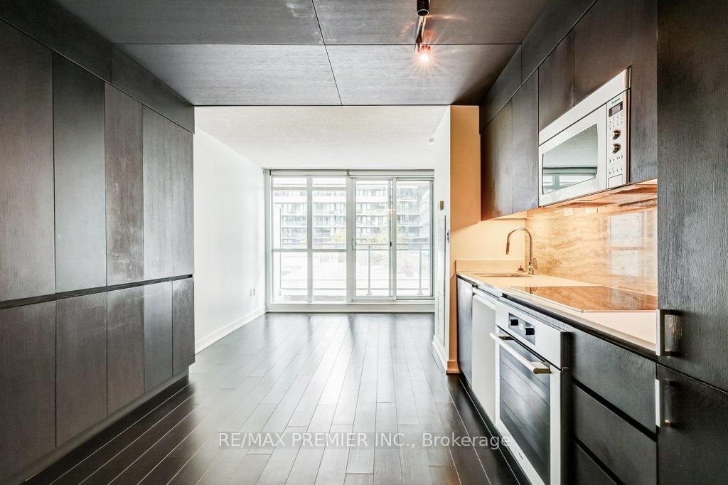 2 Bedrooms Condo at 10 Capreol, Toronto For sale