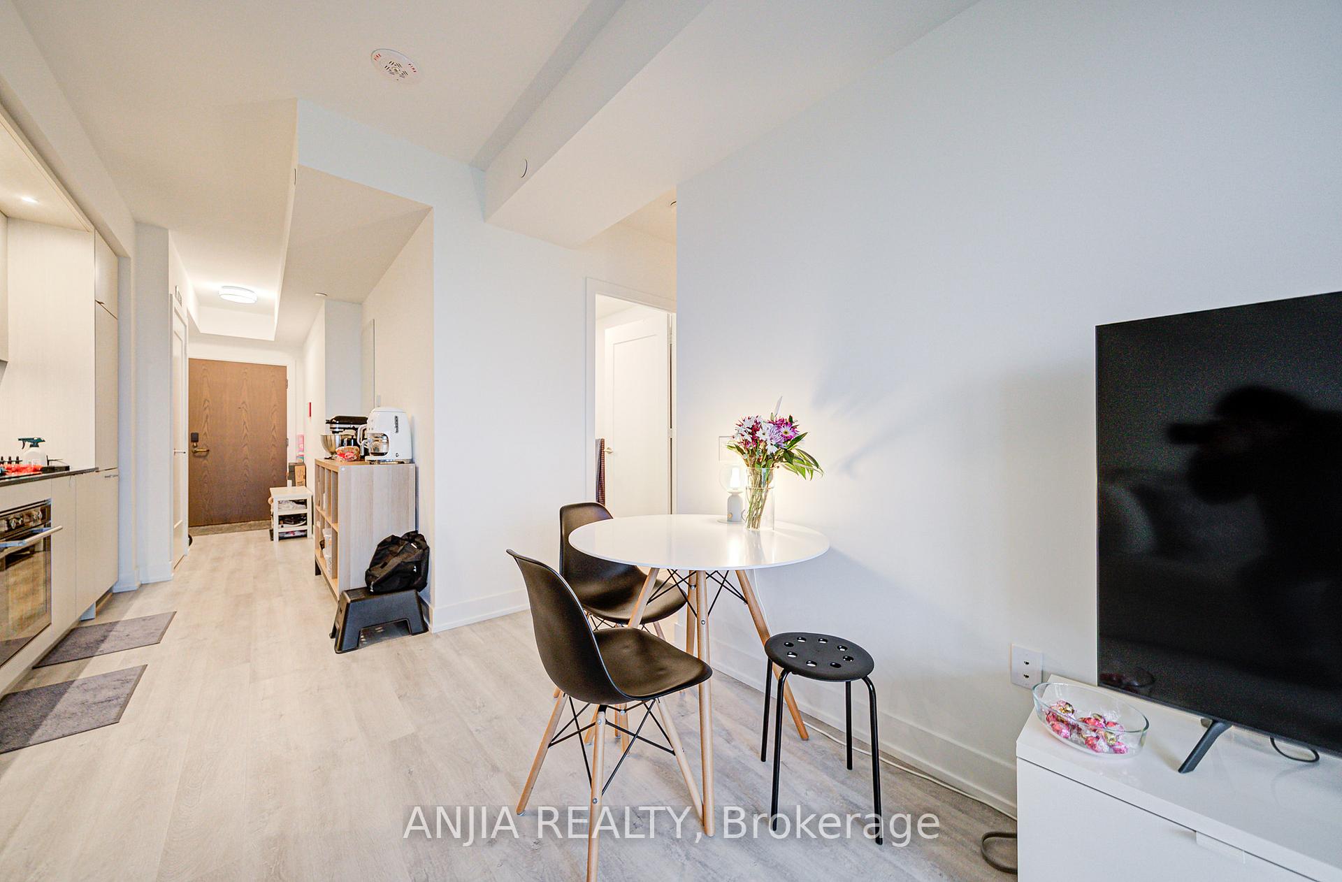 2 Bedrooms Condo at 30 Inn On The Park, Toronto For sale