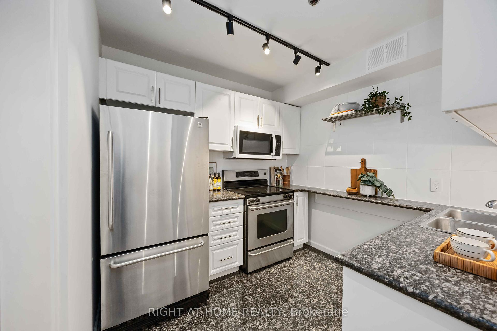 1 Bedroom Condo at 110 Hepbourne, Toronto For sale