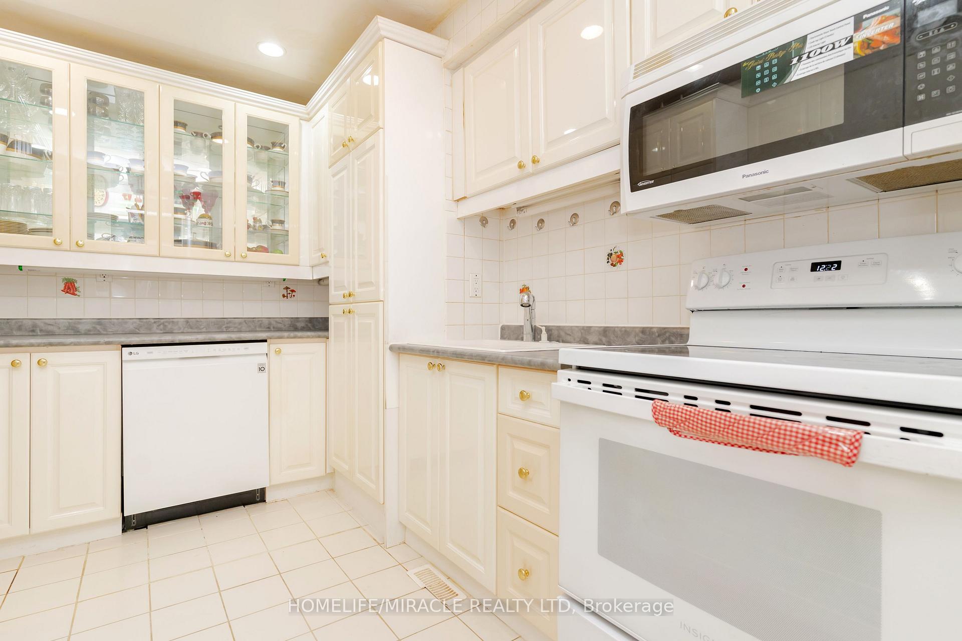 4 Bedrooms Condo at 50 Blackwell, Toronto For sale