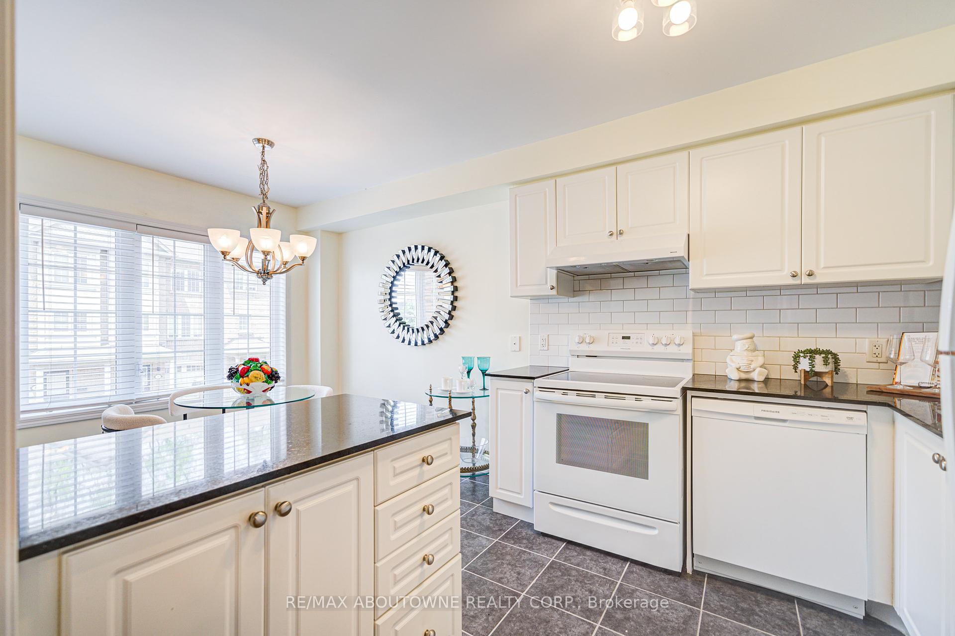 3 Bedrooms Condo at 470 Beach, Hamilton For sale