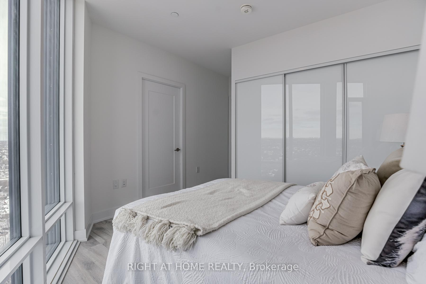 2 Bedrooms Condo at 575 Bloor,  Toronto For sale