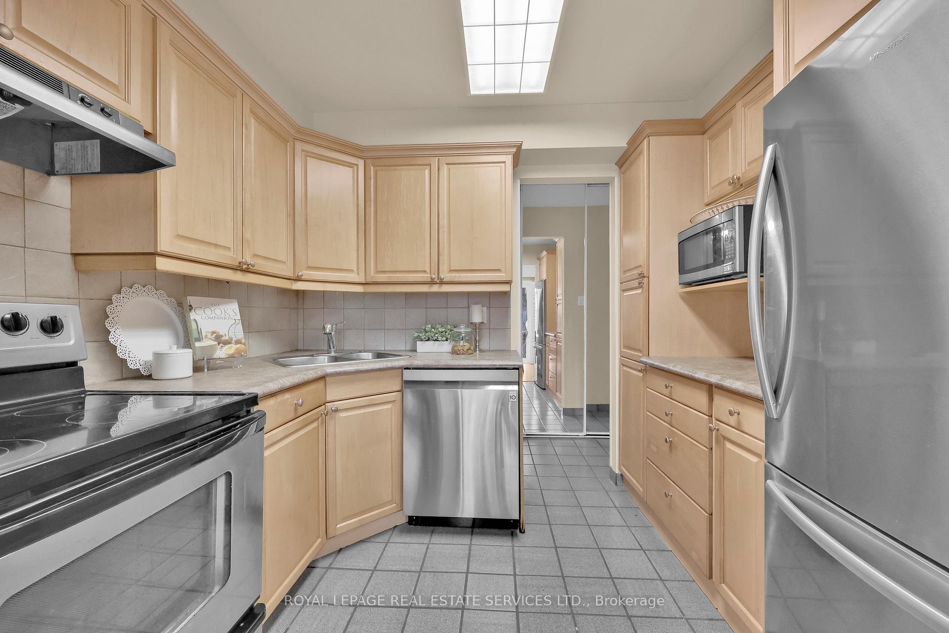 3 Bedrooms Condo at 3125 Fifth, Mississauga For sale