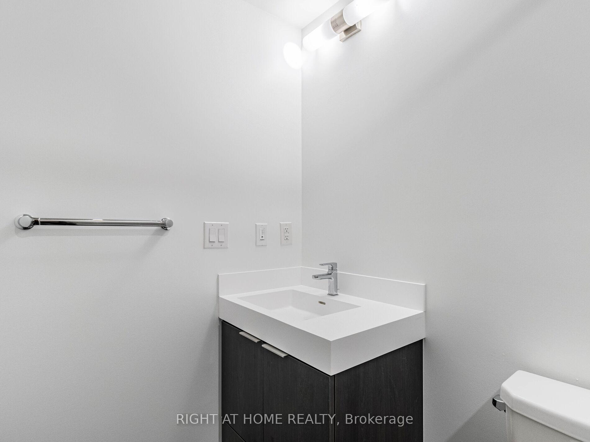 2 Bedrooms Condo at 5 maryport, Toronto For sale