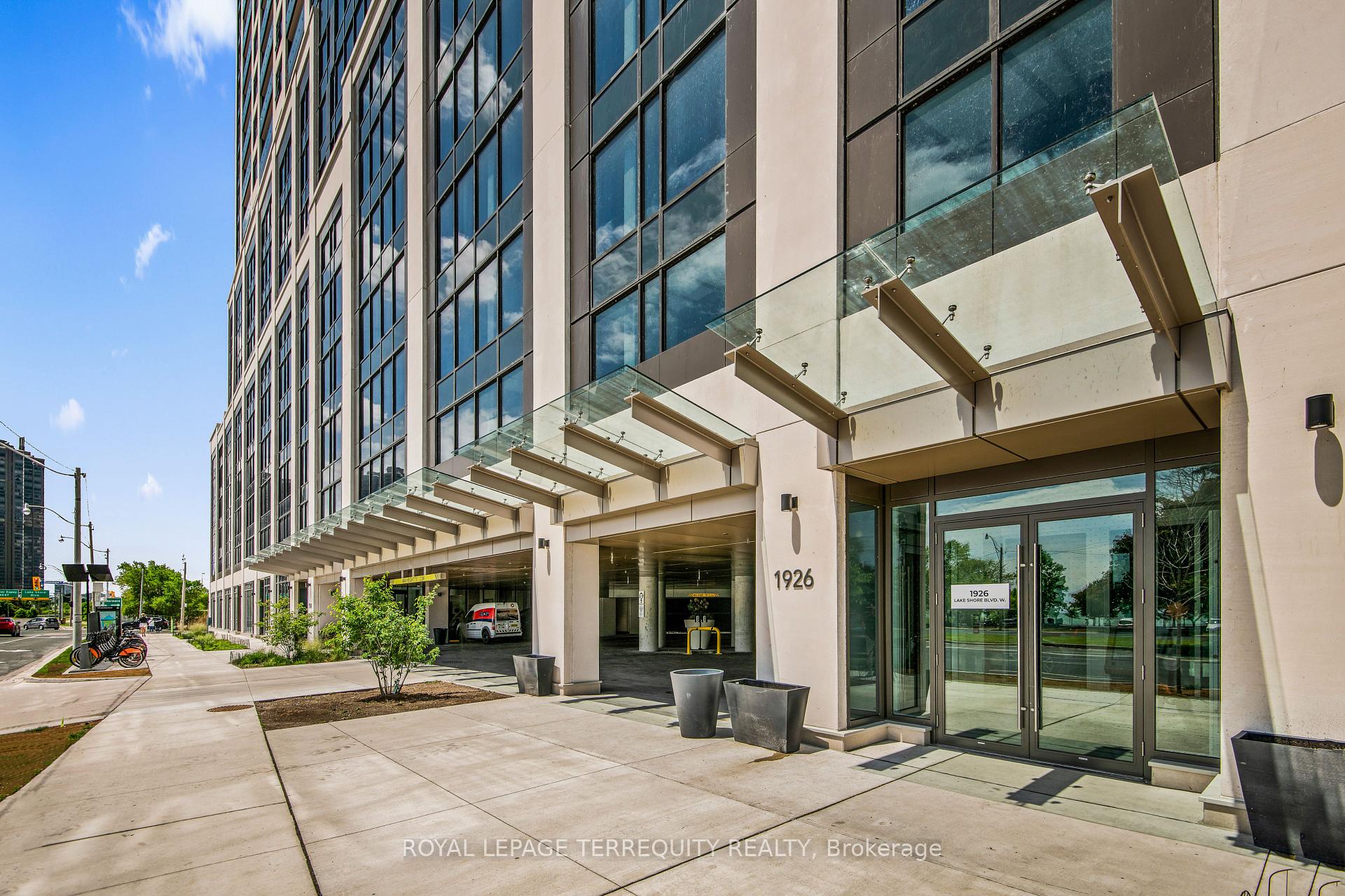 3 Bedrooms Condo at 1926 Lake Shore, Toronto For sale