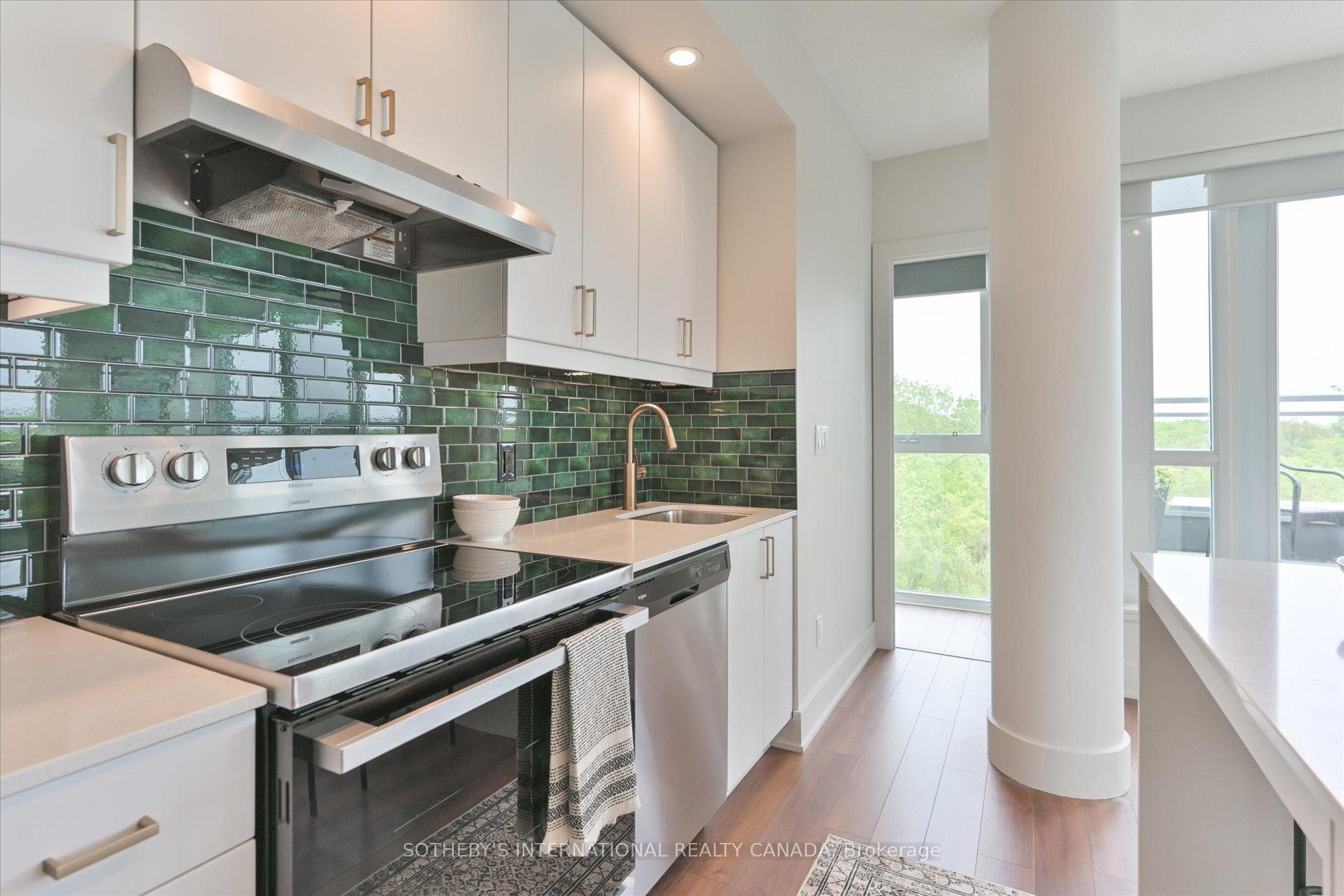 2 Bedrooms Condo at 5260 Dundas, Burlington For sale