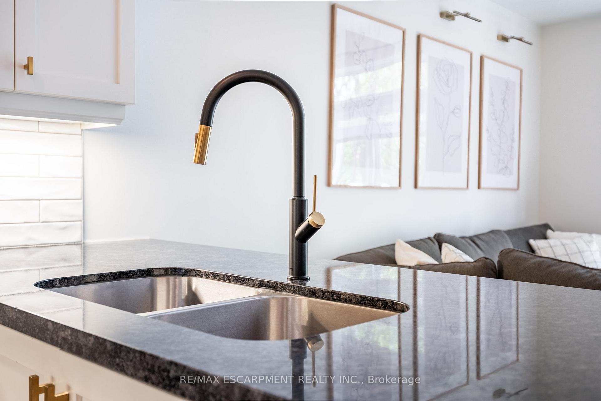 2 Bedrooms Condo at 181 Plains, Burlington For sale