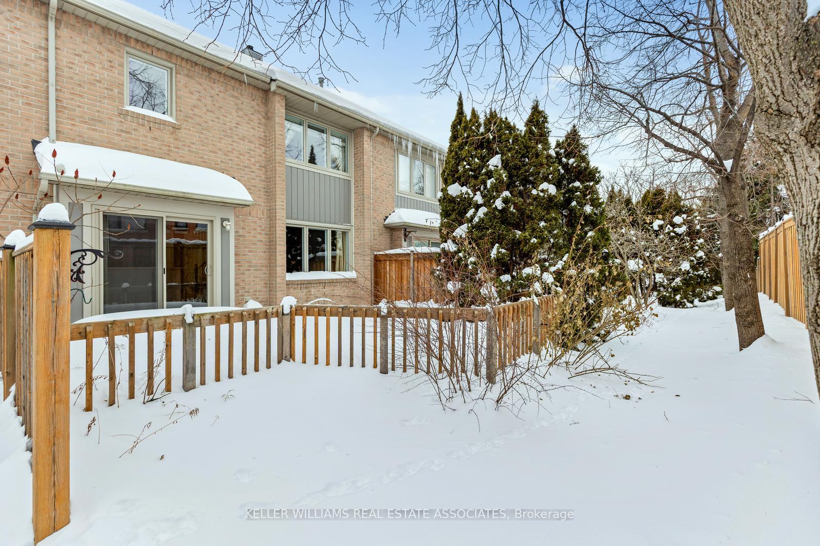 3 Bedrooms Condo at 5480 Glen Erin, Mississauga For sale