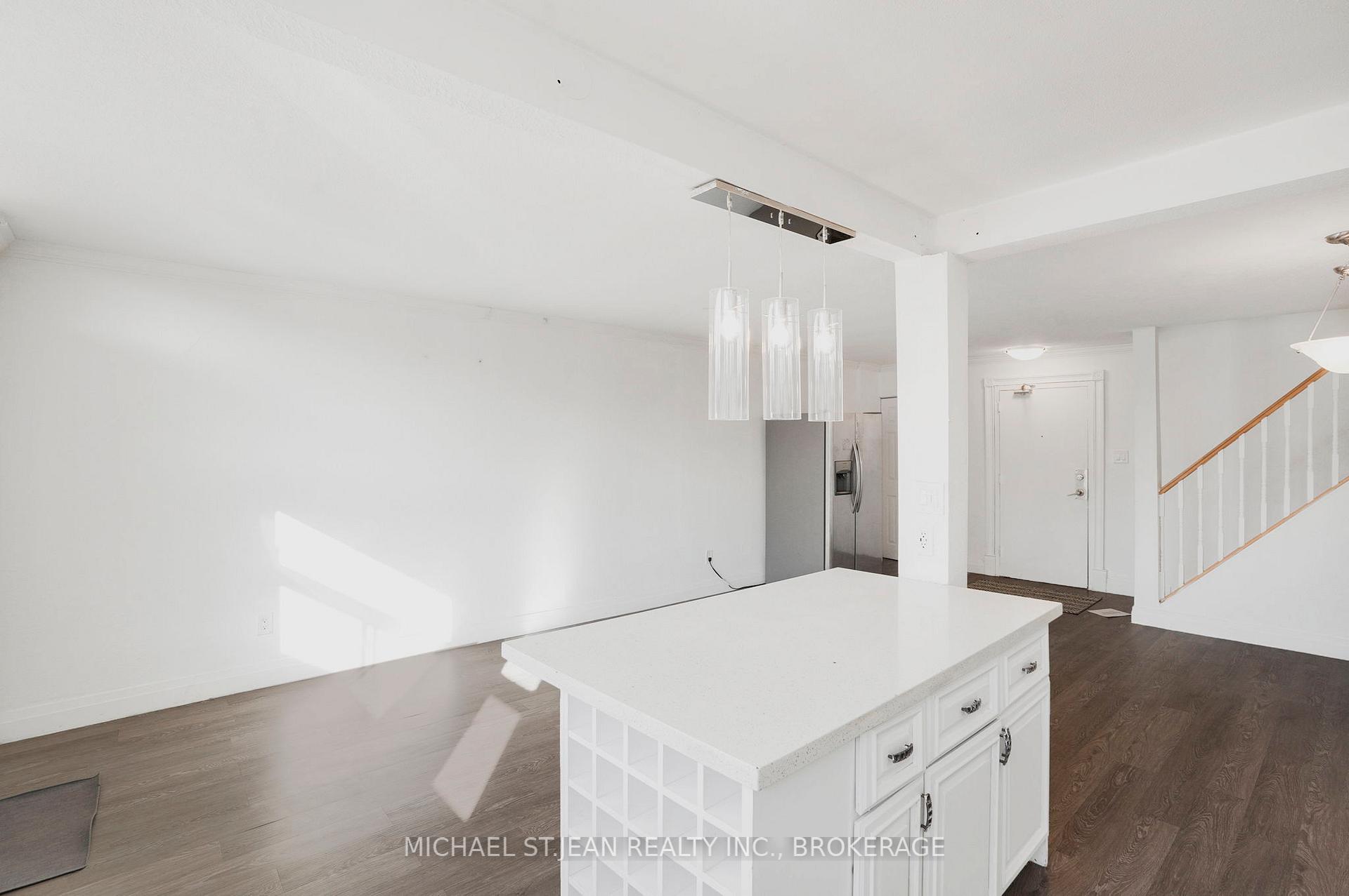3 Bedrooms Condo at 15 Albright,  Hamilton For sale