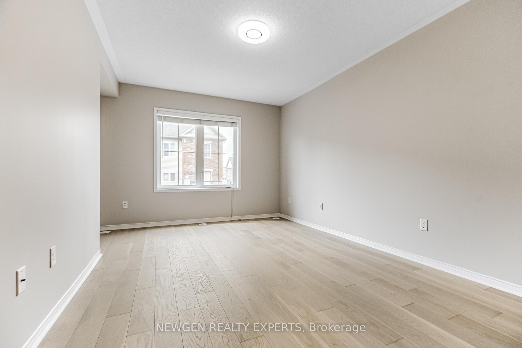 2 Bedrooms Condo at 51 Hays, Oakville For sale