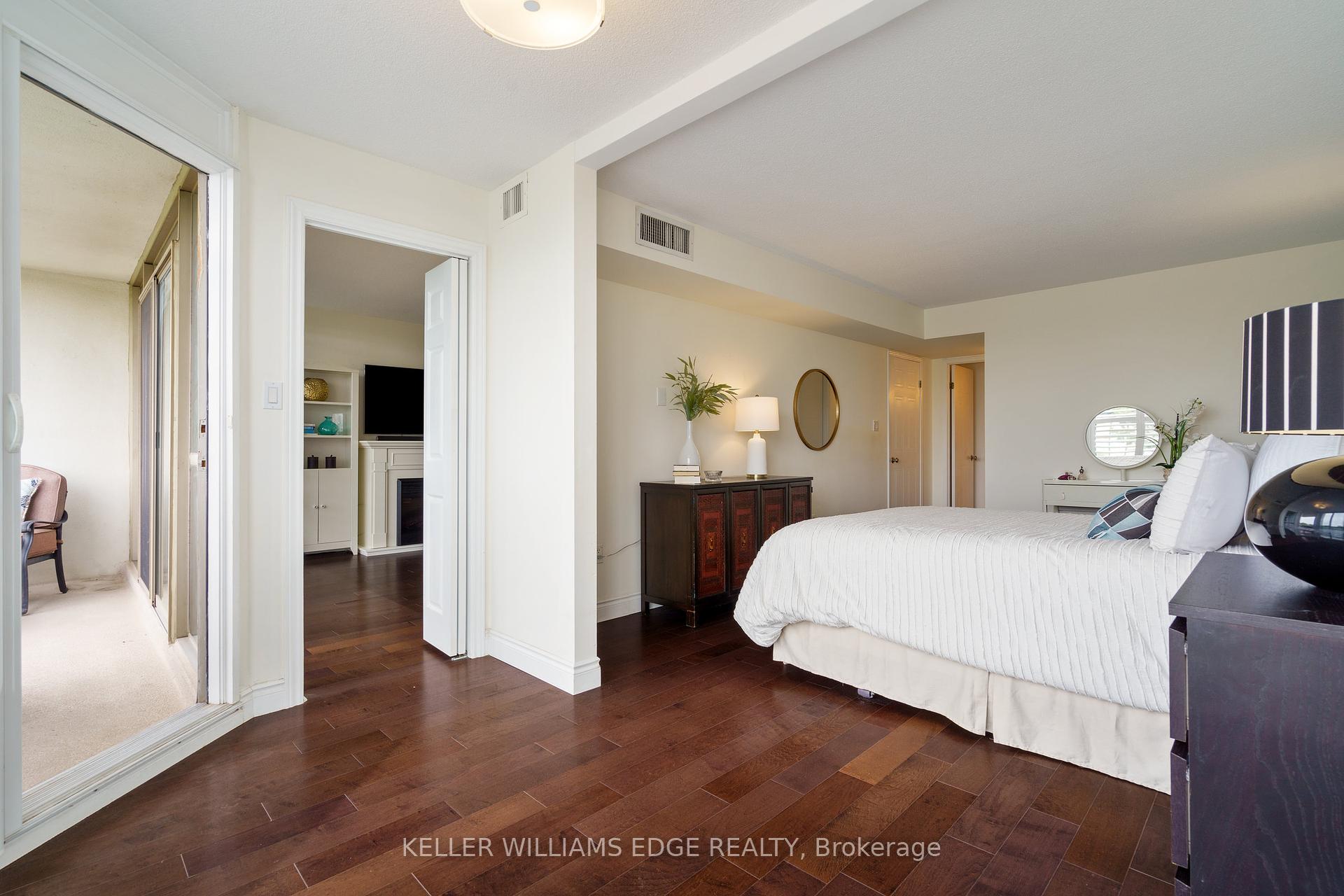 2 Bedrooms Condo at 5090 Pinedale, Burlington For sale