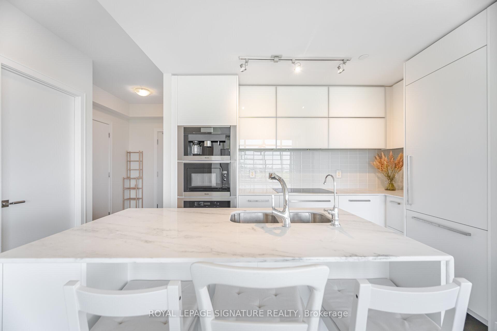 2 Bedrooms Condo at 170 Avenue, Toronto For sale