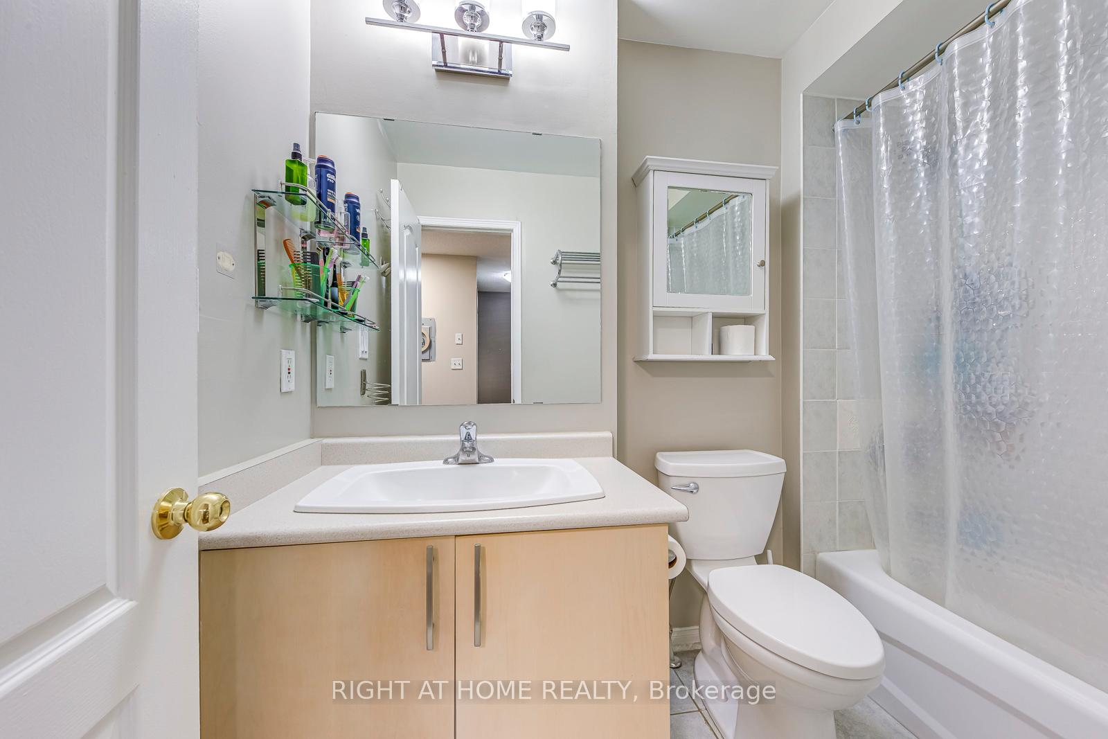 2 Bedrooms Condo at 605 Shoreline, Mississauga For sale