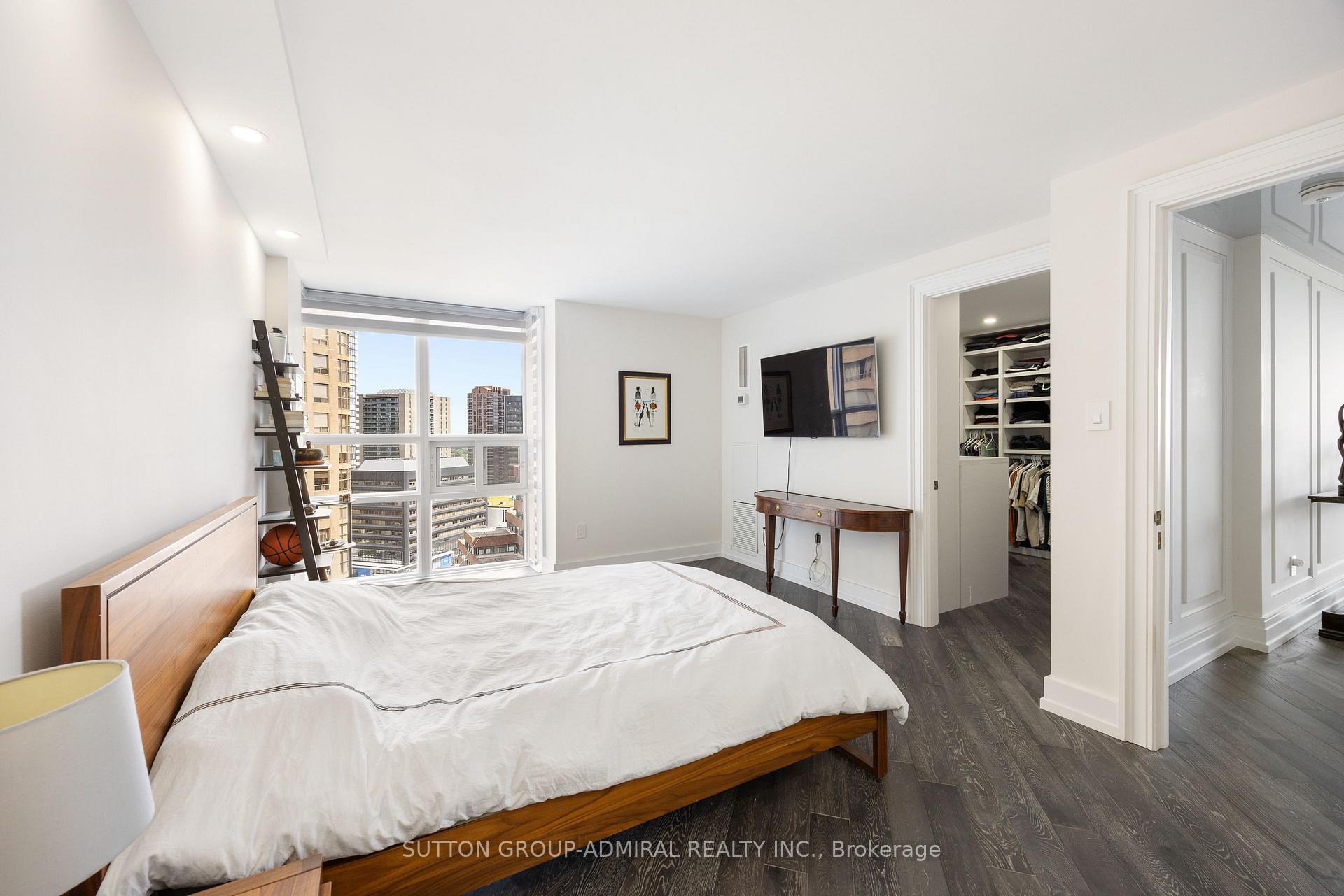 2 Bedrooms Condo at 131 Beecroft, Toronto For sale