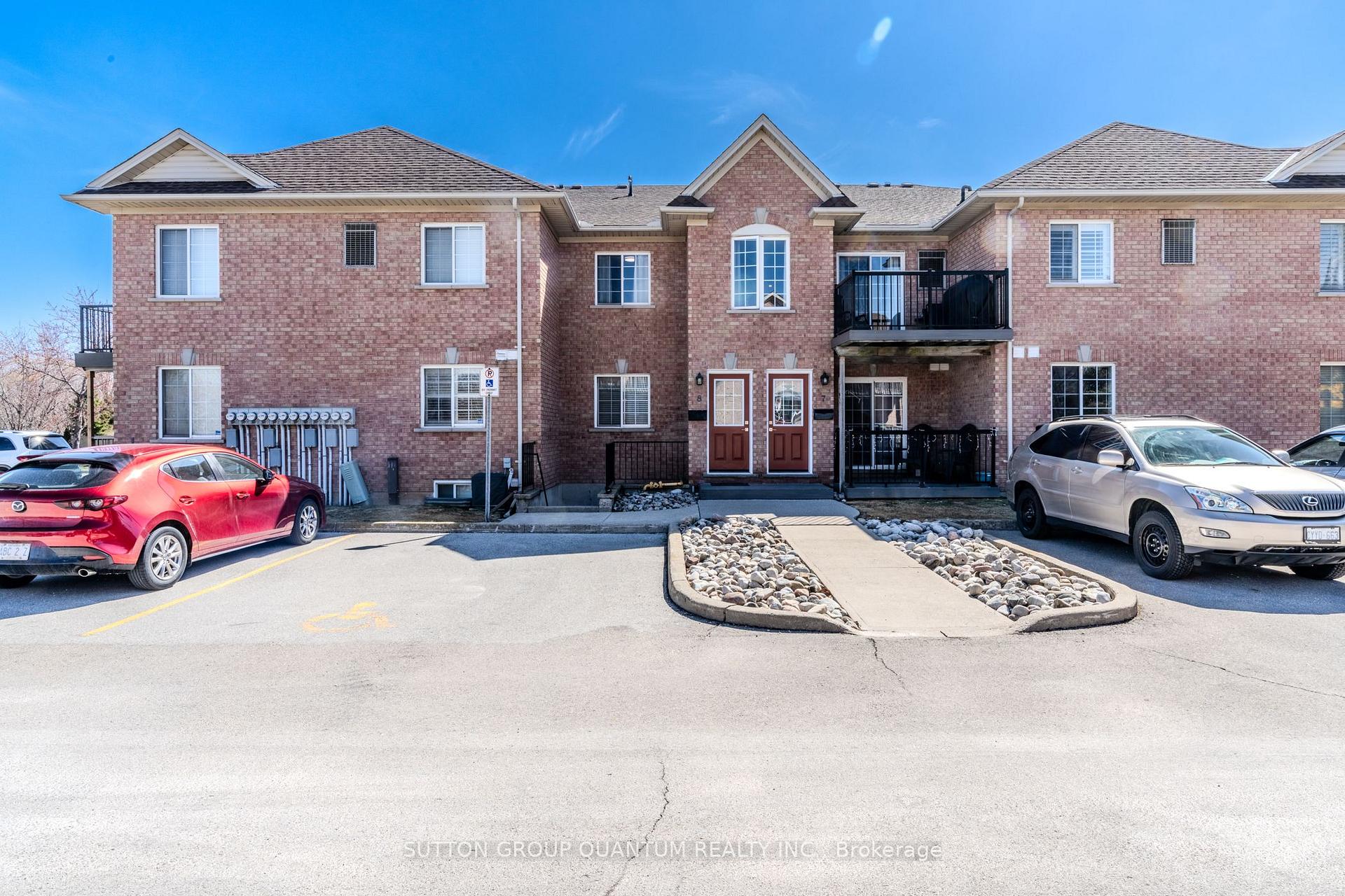 2 Bedrooms Condo at 2333 Walker’s, Burlington For sale