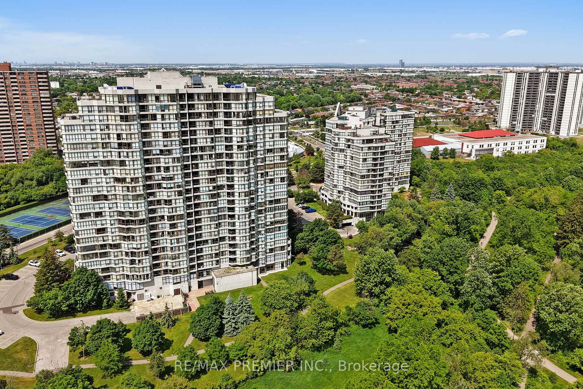2 Bedrooms Condo at 3 Rowntree, Toronto For sale