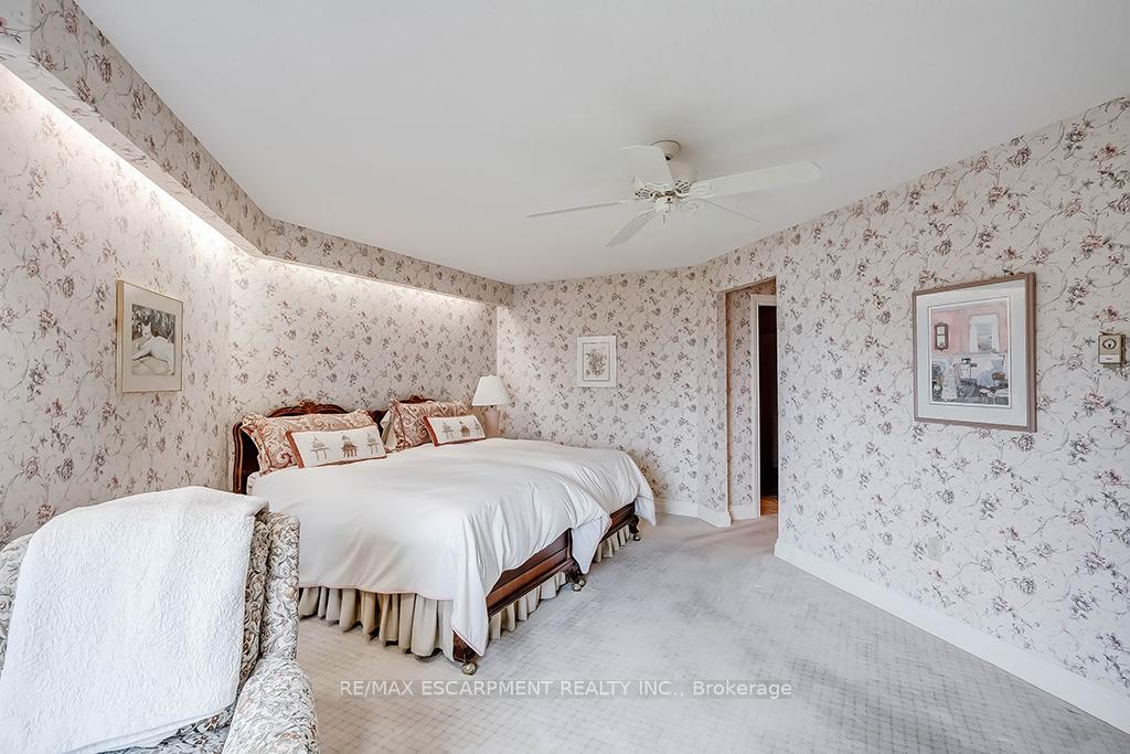 2 Bedrooms Condo at 2220 Lakeshore, Burlington For sale