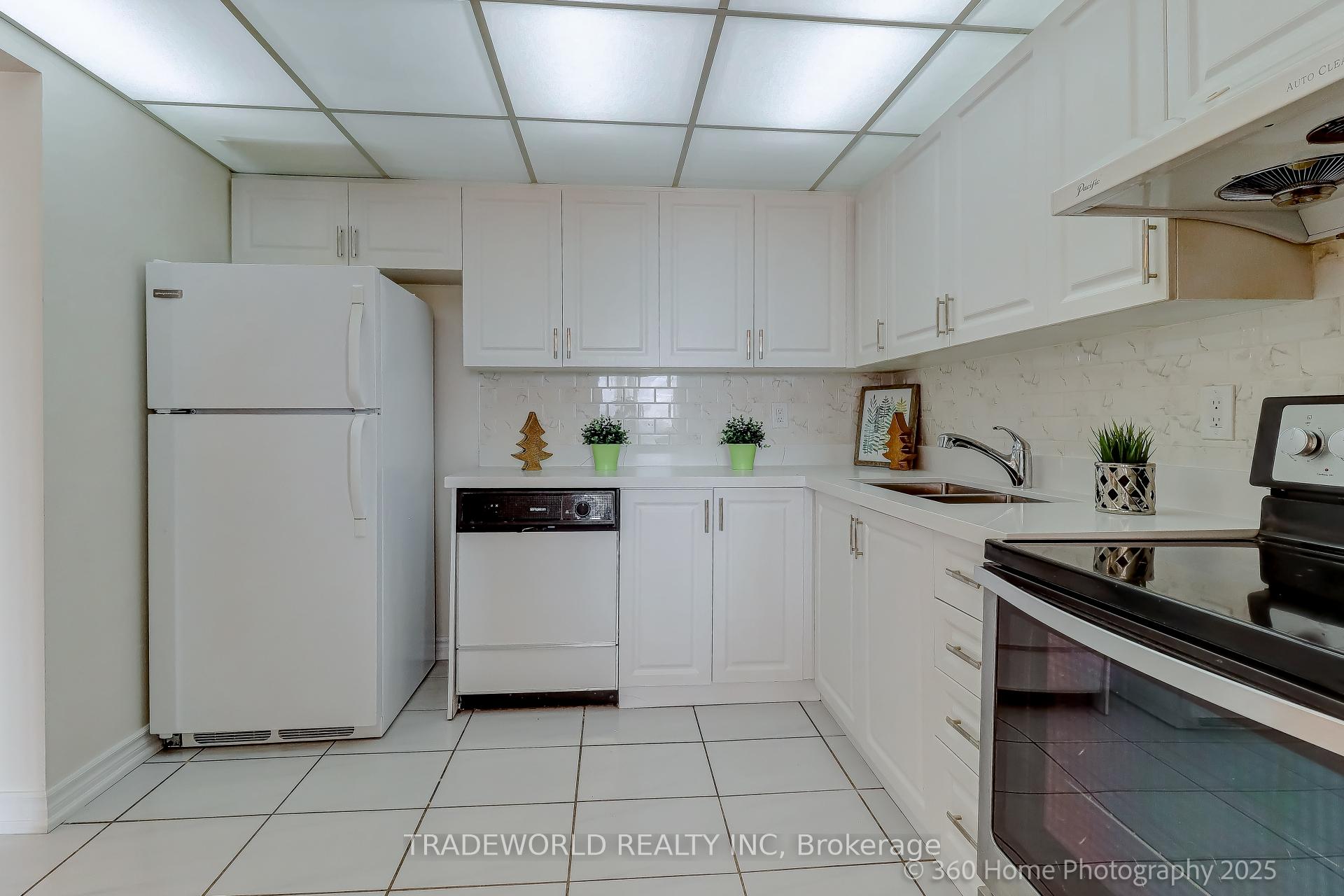 3 Bedrooms Condo at 155 Hillcrest, Mississauga For sale