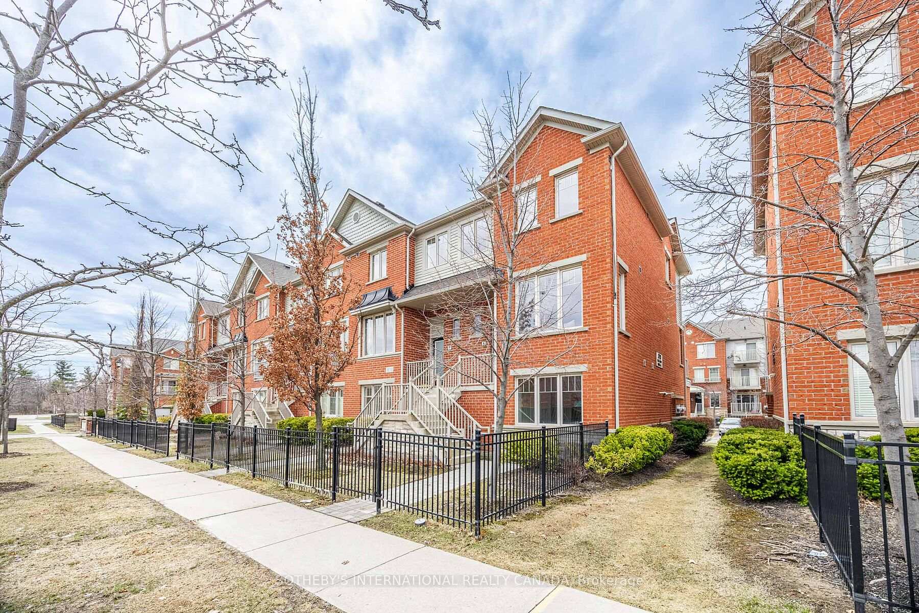 4 Bedrooms Condo at 5700 Tosca, Mississauga For sale
