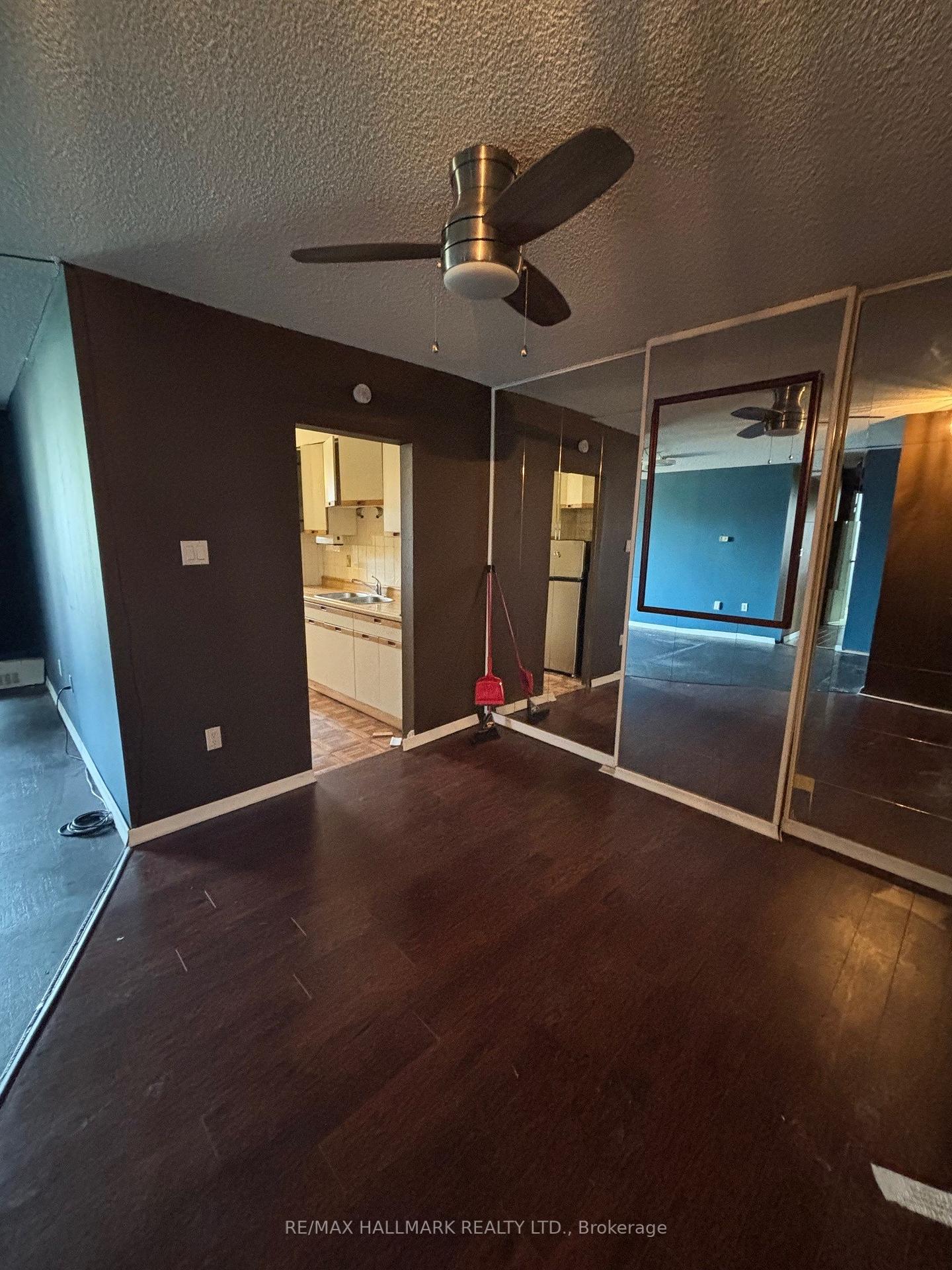 3 Bedrooms Condo at 1625 Bloor, Mississauga For sale