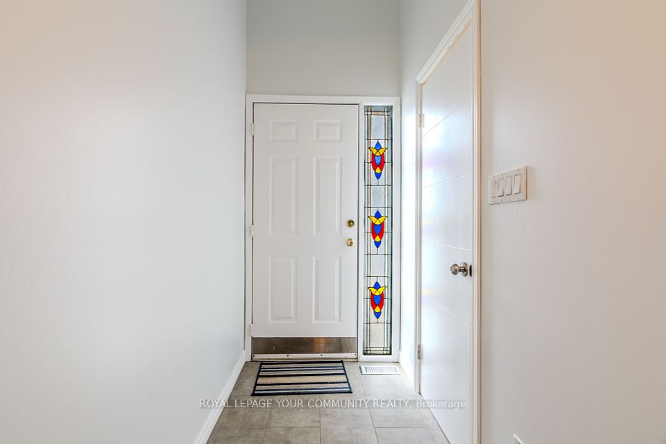 Entrance Hall w/ 2pc washroom
