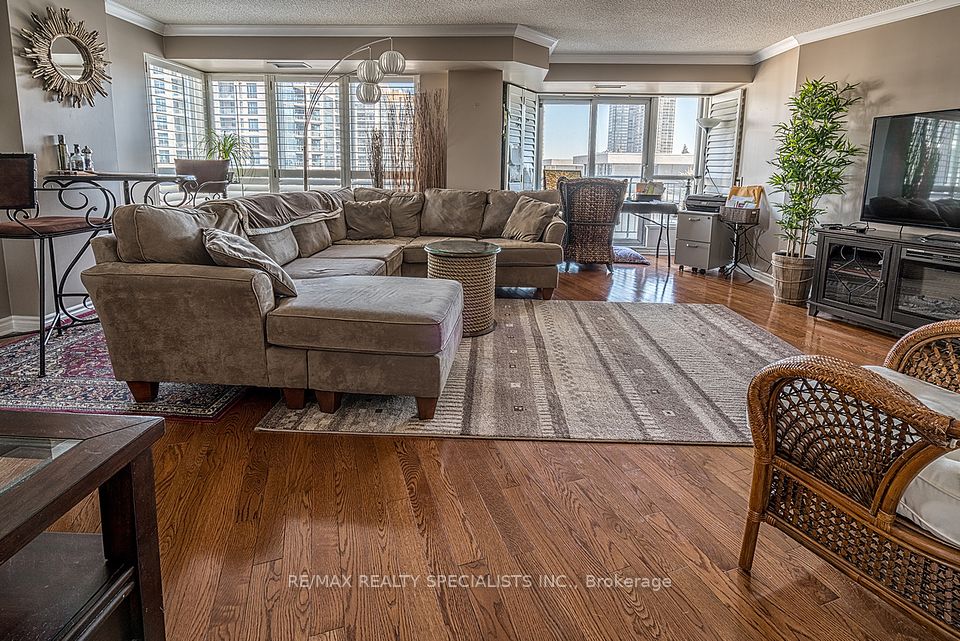 2111 Lake Shore