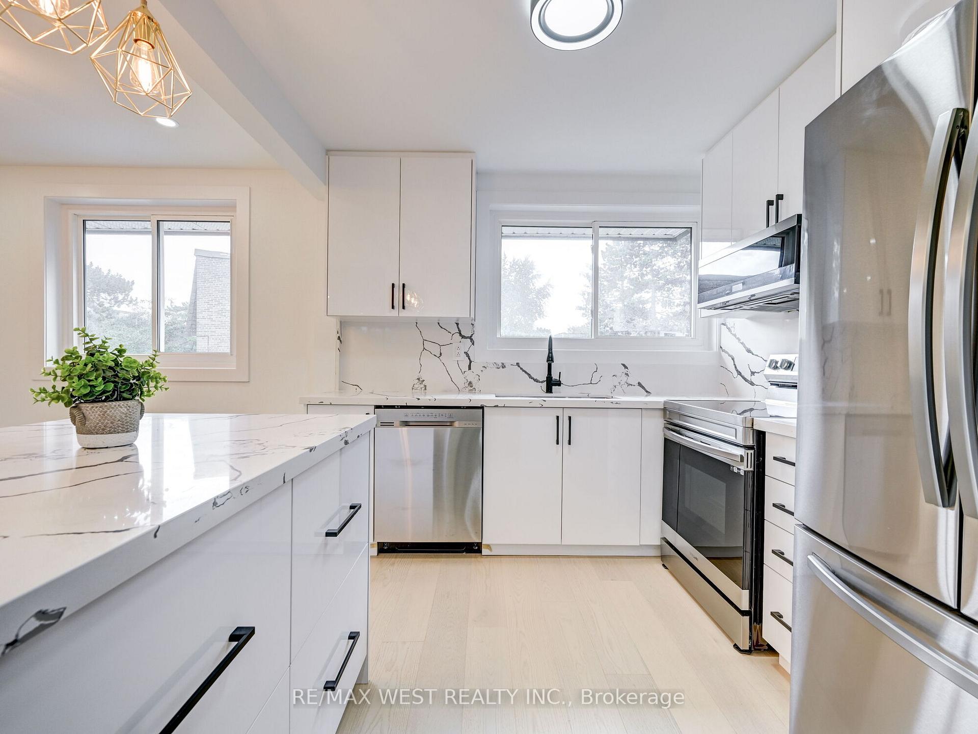 3 Bedrooms Condo at 22 Tandridge, Toronto For sale