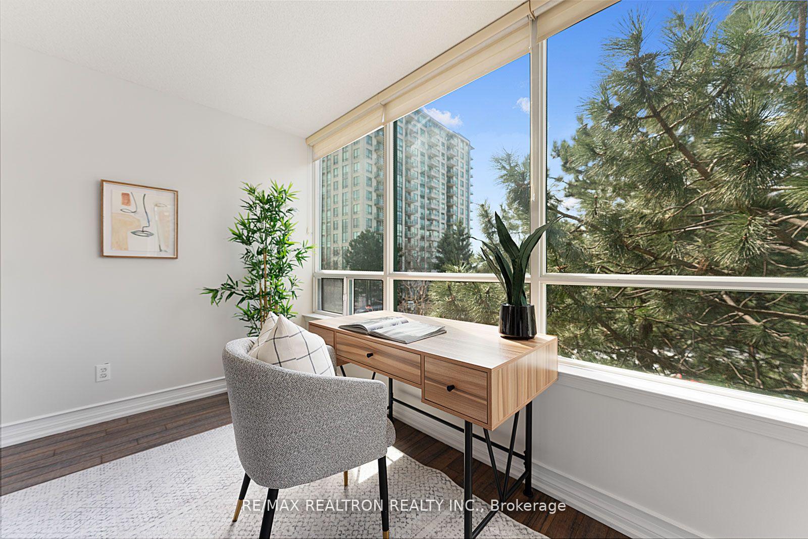 2 Bedrooms Condo at 110 Promenade, Vaughan For sale